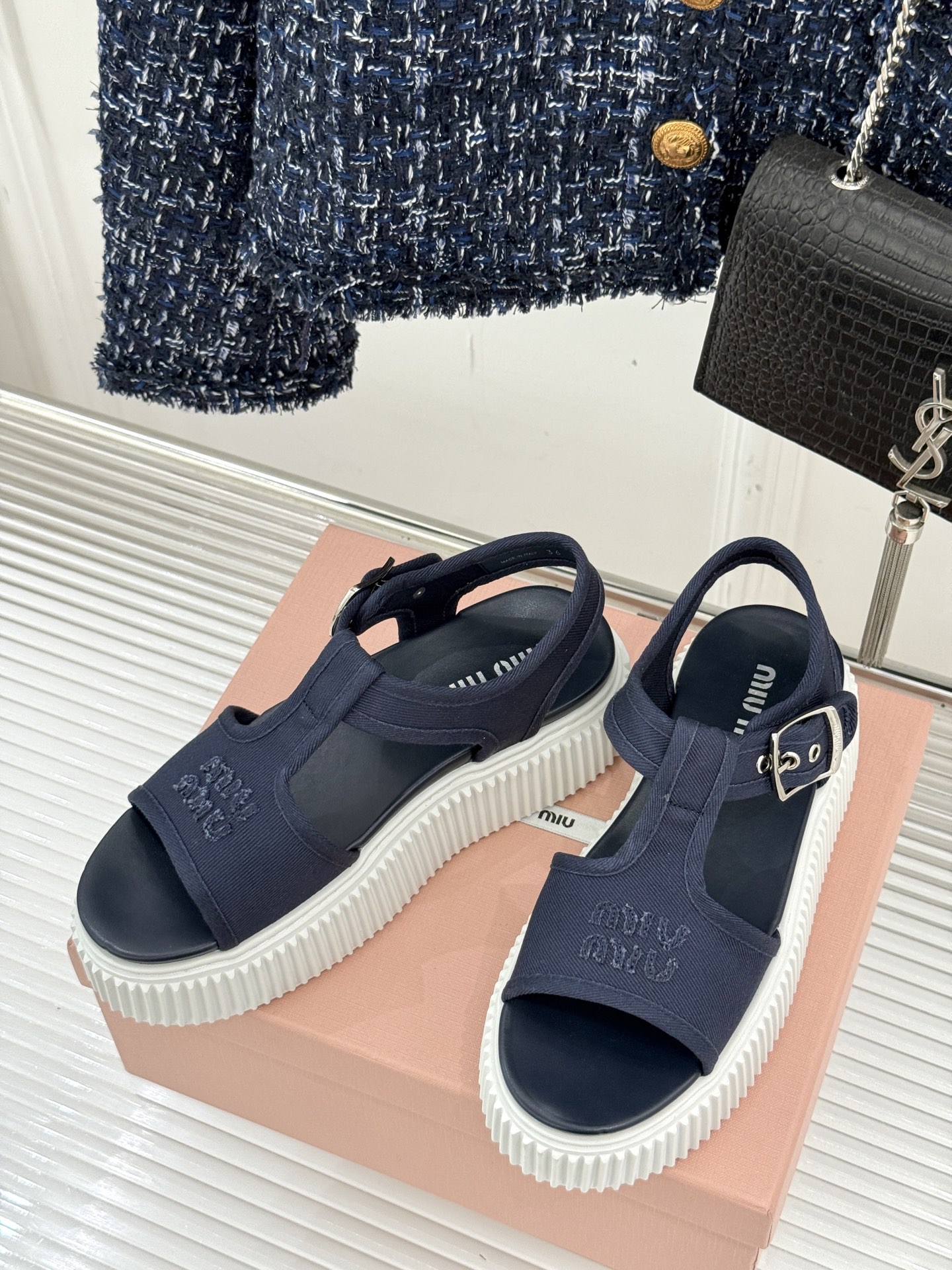 
Miu Miu/缪缪25s新品复古
厚底小白鞋帆布鞋半拖
缪缪这一季也太少女 太好看了！
简约的设计搭