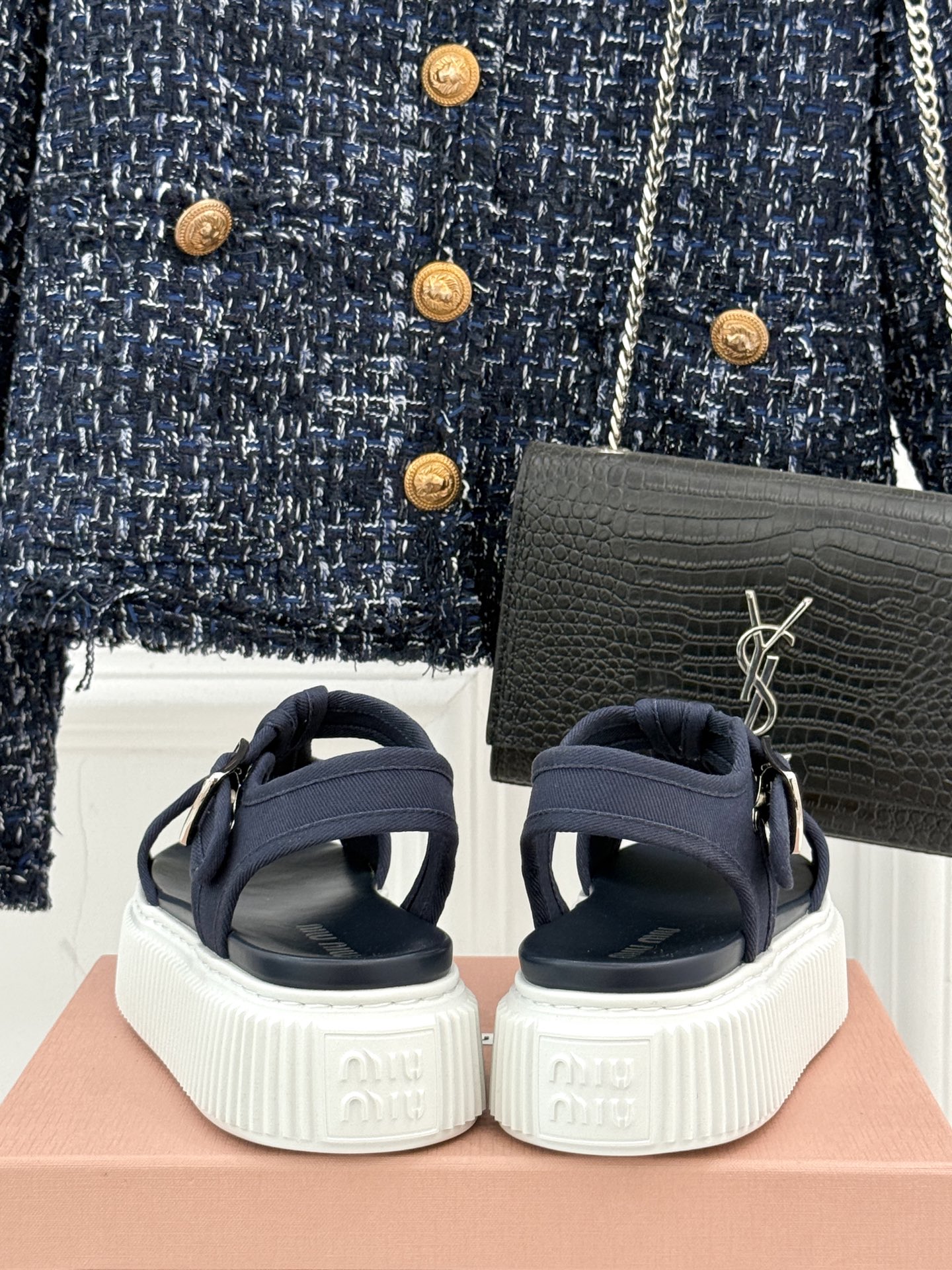 
Miu Miu/缪缪25s新品复古
厚底小白鞋帆布鞋半拖
缪缪这一季也太少女 太好看了！
简约的设计搭