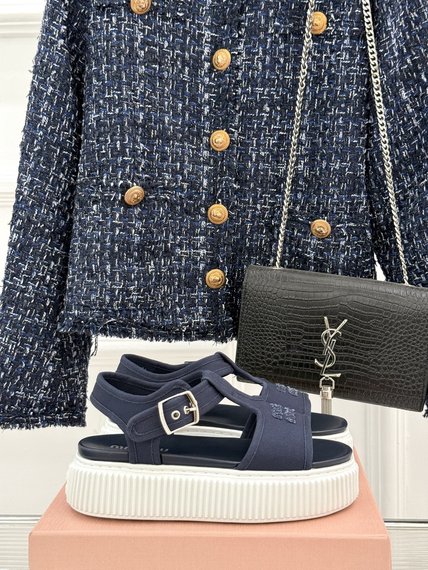 
Miu Miu/缪缪25s新品复古
厚底小白鞋帆布鞋半拖
缪缪这一季也太少女 太好看了！
简约的设计搭