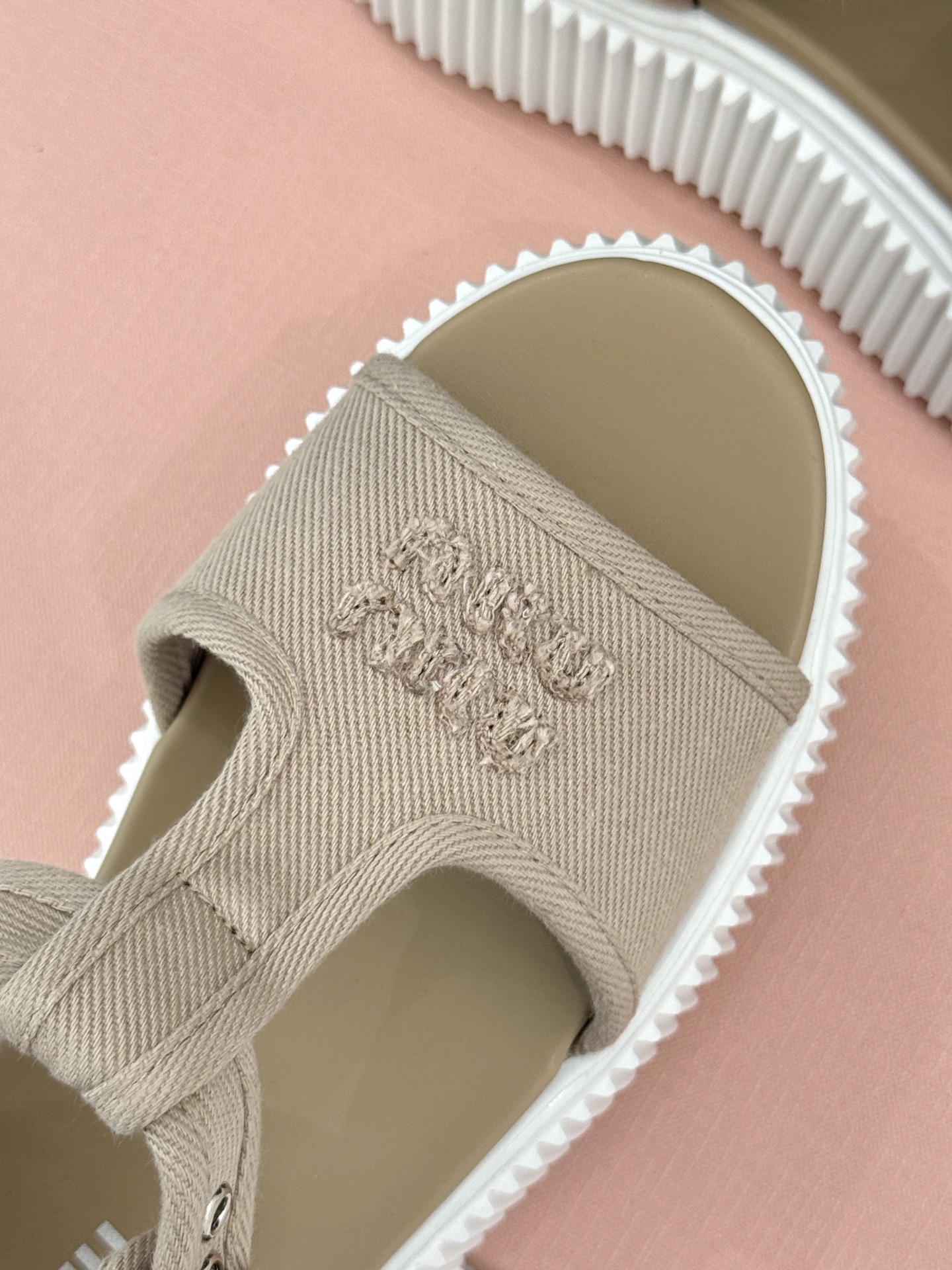 
Miu Miu/缪缪25s新品复古
厚底小白鞋帆布鞋半拖
缪缪这一季也太少女 太好看了！
简约的设计搭