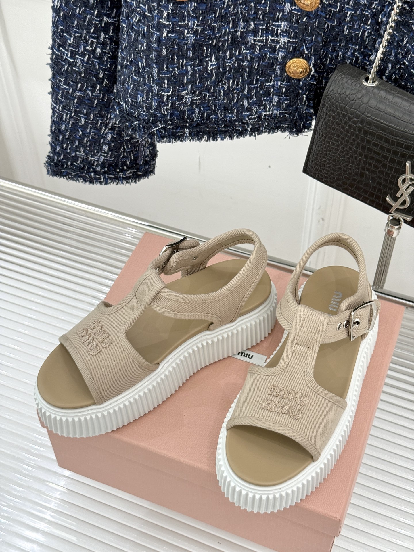 
Miu Miu/缪缪25s新品复古
厚底小白鞋帆布鞋半拖
缪缪这一季也太少女 太好看了！
简约的设计搭