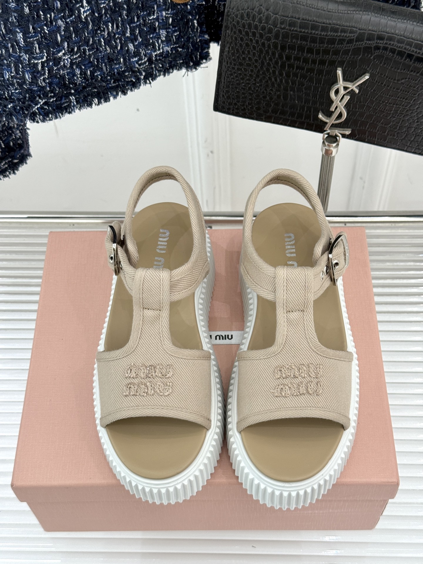 
Miu Miu/缪缪25s新品复古
厚底小白鞋帆布鞋半拖
缪缪这一季也太少女 太好看了！
简约的设计搭