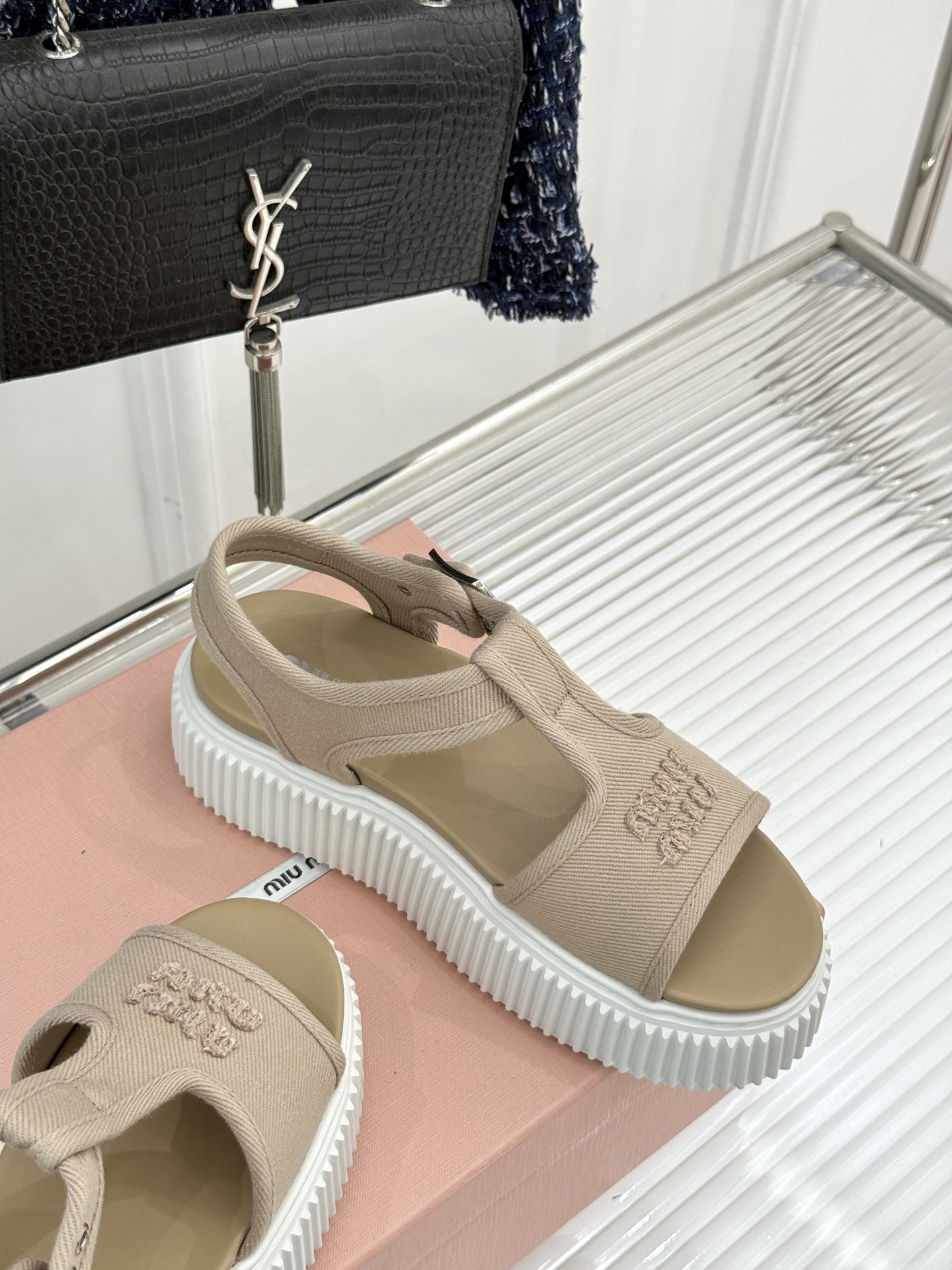 
Miu Miu/缪缪25s新品复古
厚底小白鞋帆布鞋半拖
缪缪这一季也太少女 太好看了！
简约的设计搭