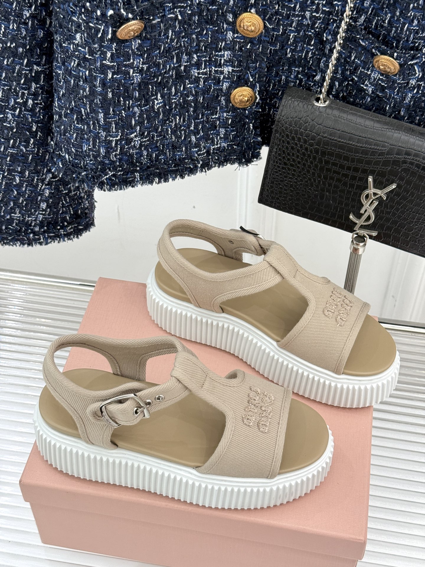 
Miu Miu/缪缪25s新品复古
厚底小白鞋帆布鞋半拖
缪缪这一季也太少女 太好看了！
简约的设计搭
