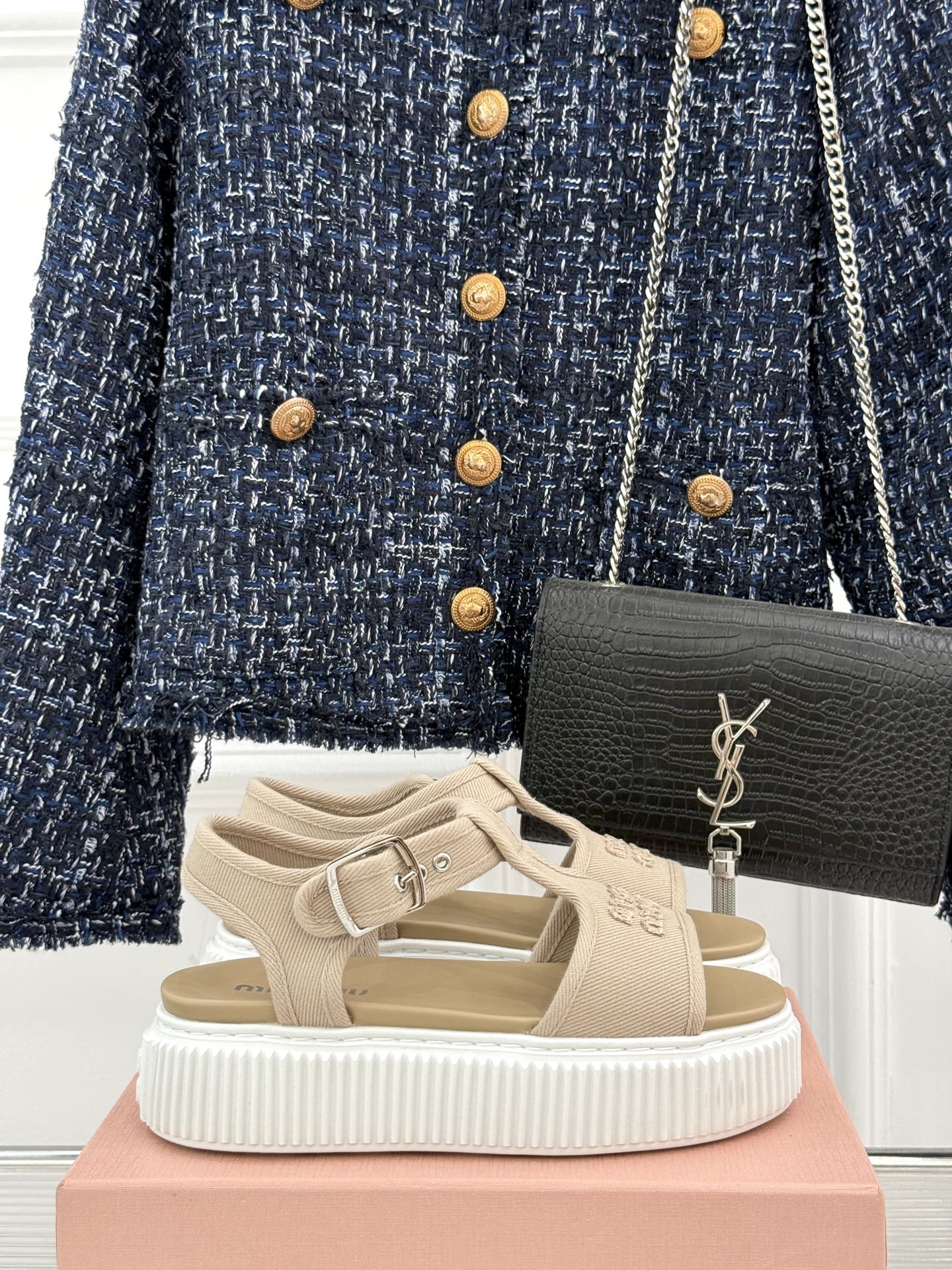
Miu Miu/缪缪25s新品复古
厚底小白鞋帆布鞋半拖
缪缪这一季也太少女 太好看了！
简约的设计搭