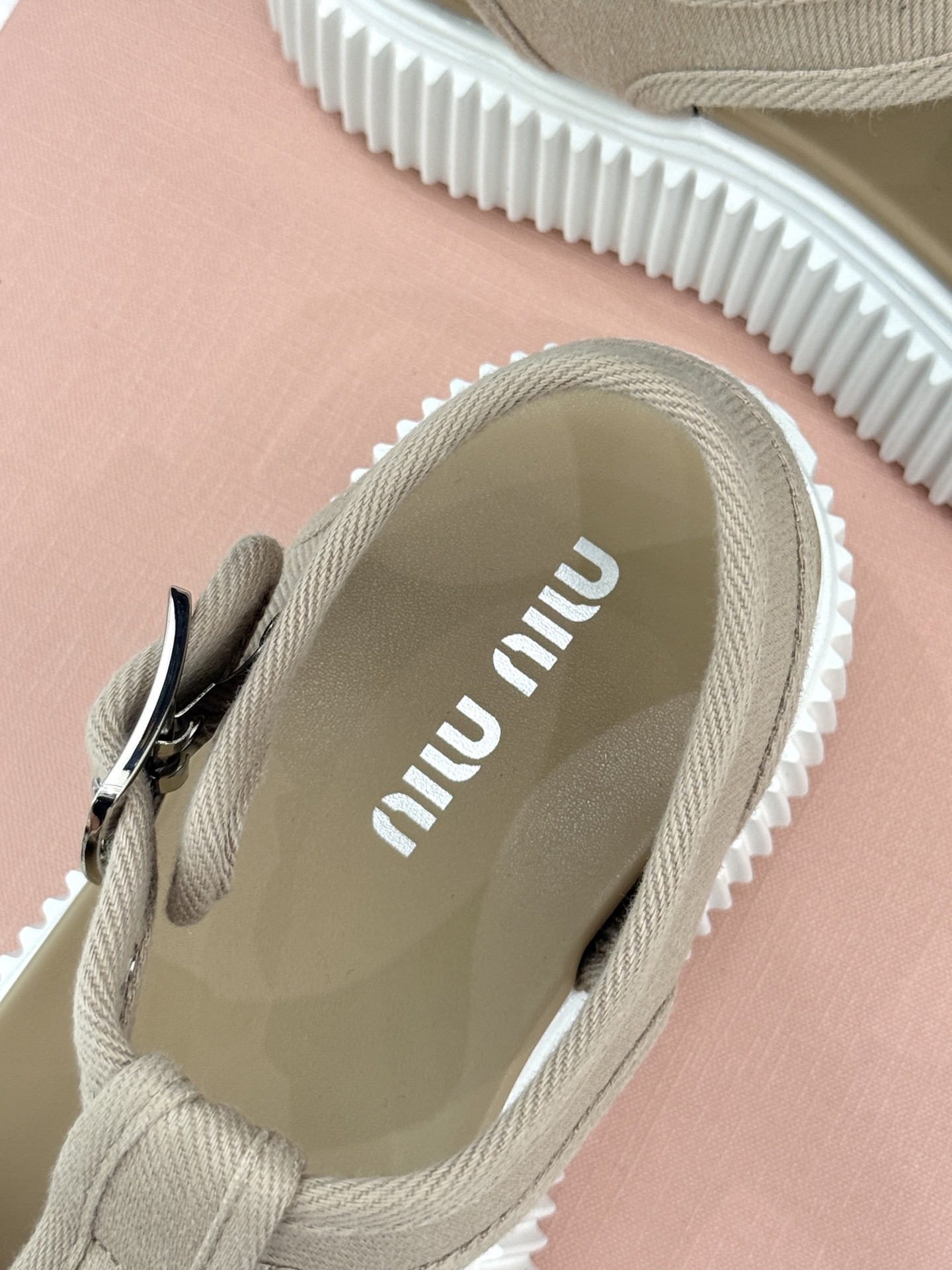 
Miu Miu/缪缪25s新品复古
厚底小白鞋帆布鞋半拖
缪缪这一季也太少女 太好看了！
简约的设计搭