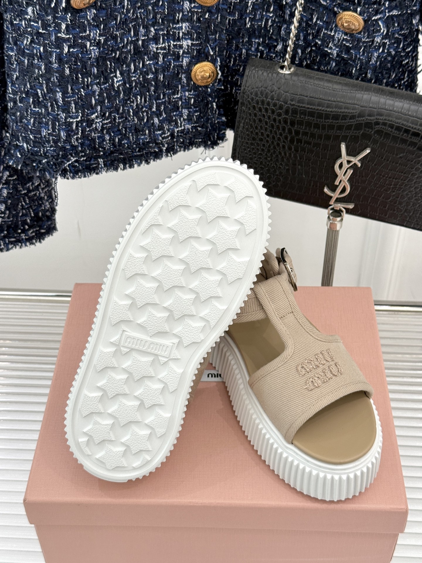 
Miu Miu/缪缪25s新品复古
厚底小白鞋帆布鞋半拖
缪缪这一季也太少女 太好看了！
简约的设计搭