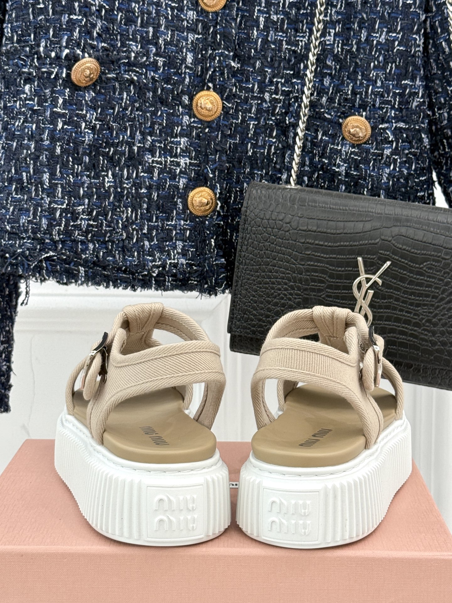 
Miu Miu/缪缪25s新品复古
厚底小白鞋帆布鞋半拖
缪缪这一季也太少女 太好看了！
简约的设计搭