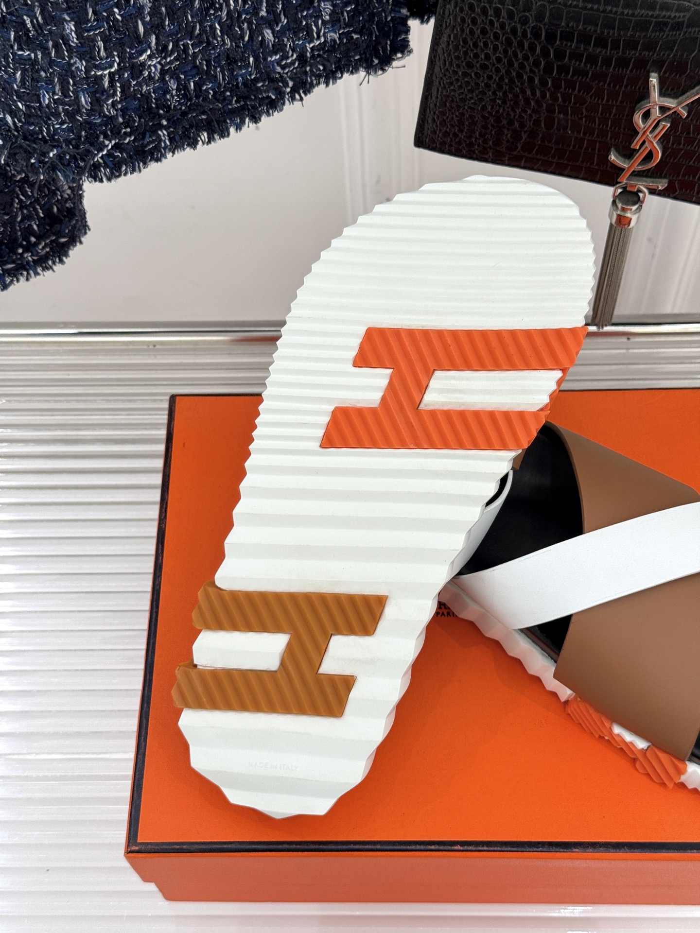 
Hermès/爱马仕经典复古厚底
情侣款交叉拖鞋
这款真的是矮个子的福音‼️
既复古又时髦🙋而且很还百
