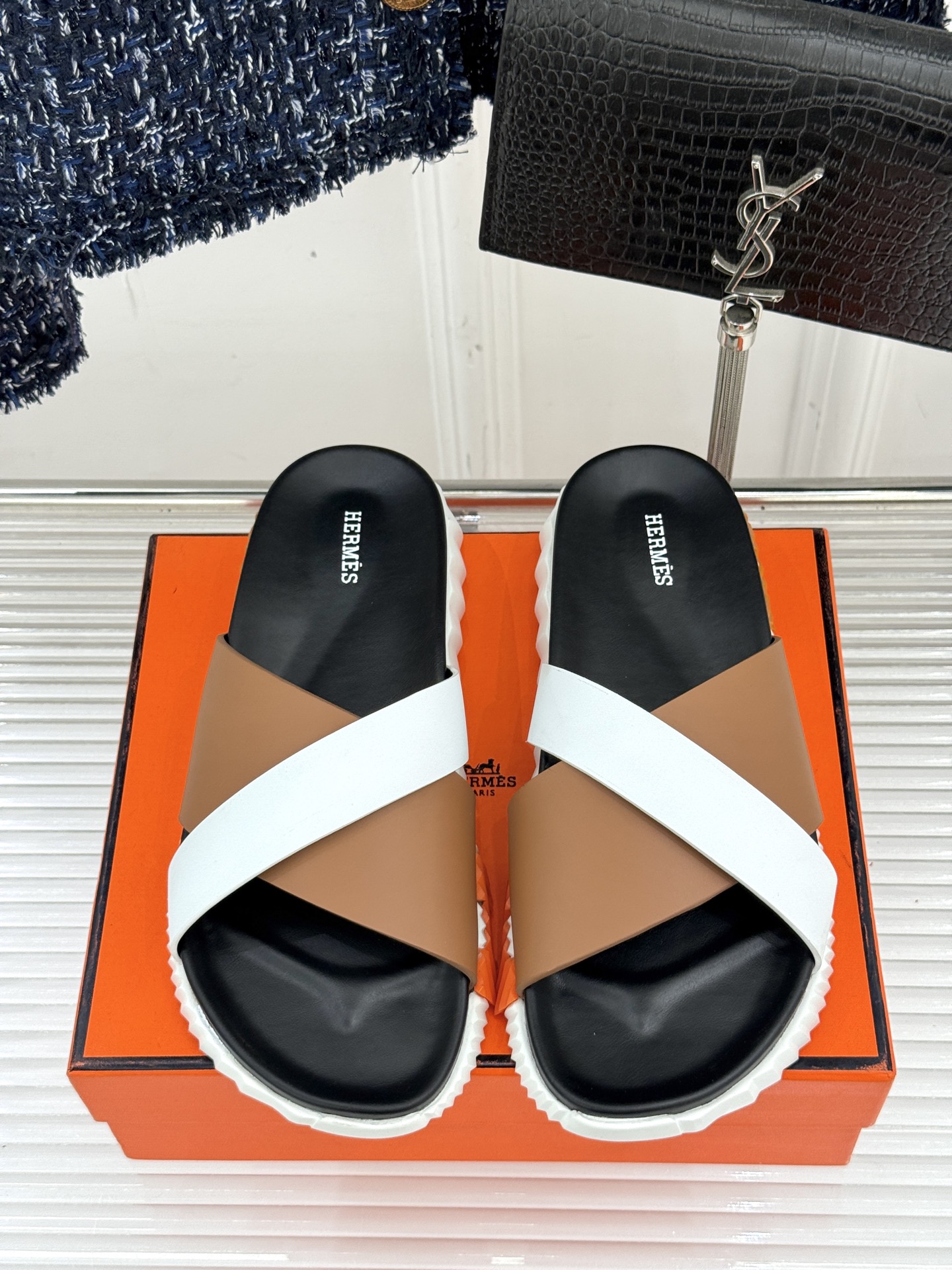 
Hermès/爱马仕经典复古厚底
情侣款交叉拖鞋
这款真的是矮个子的福音‼️
既复古又时髦🙋而且很还百