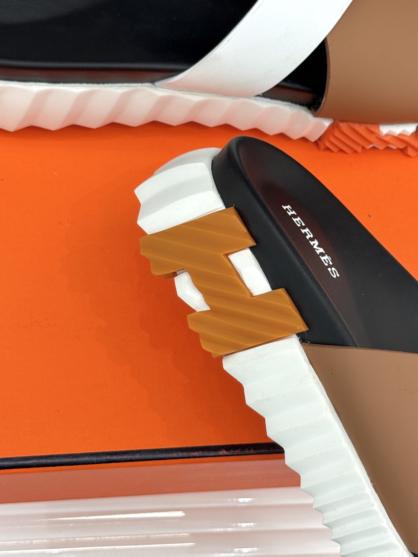 
Hermès/爱马仕经典复古厚底
情侣款交叉拖鞋
这款真的是矮个子的福音‼️
既复古又时髦🙋而且很还百