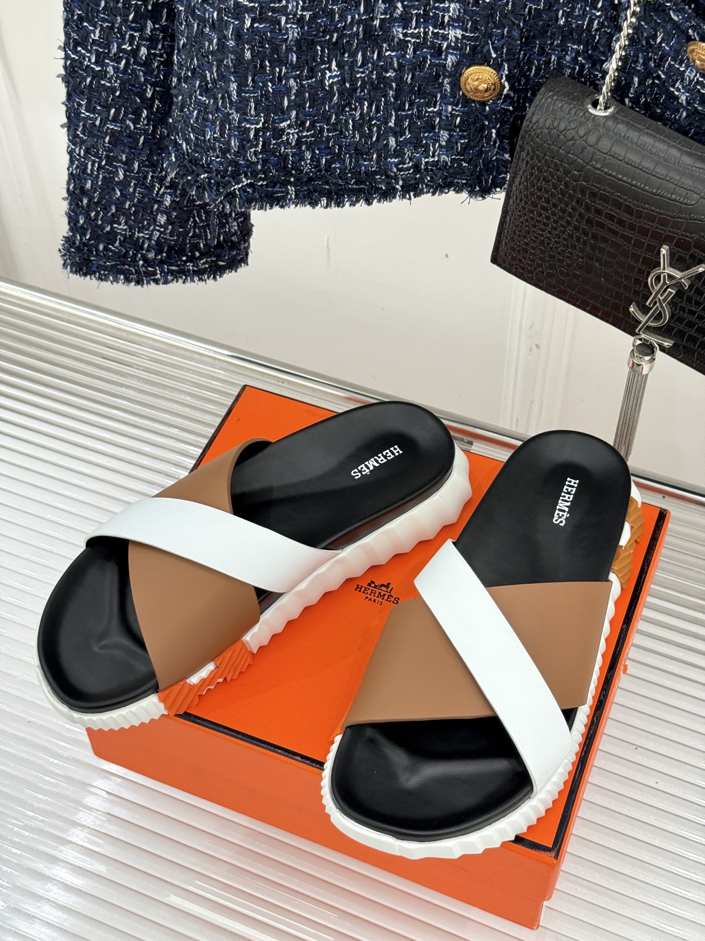 
Hermès/爱马仕经典复古厚底
情侣款交叉拖鞋
这款真的是矮个子的福音‼️
既复古又时髦🙋而且很还百