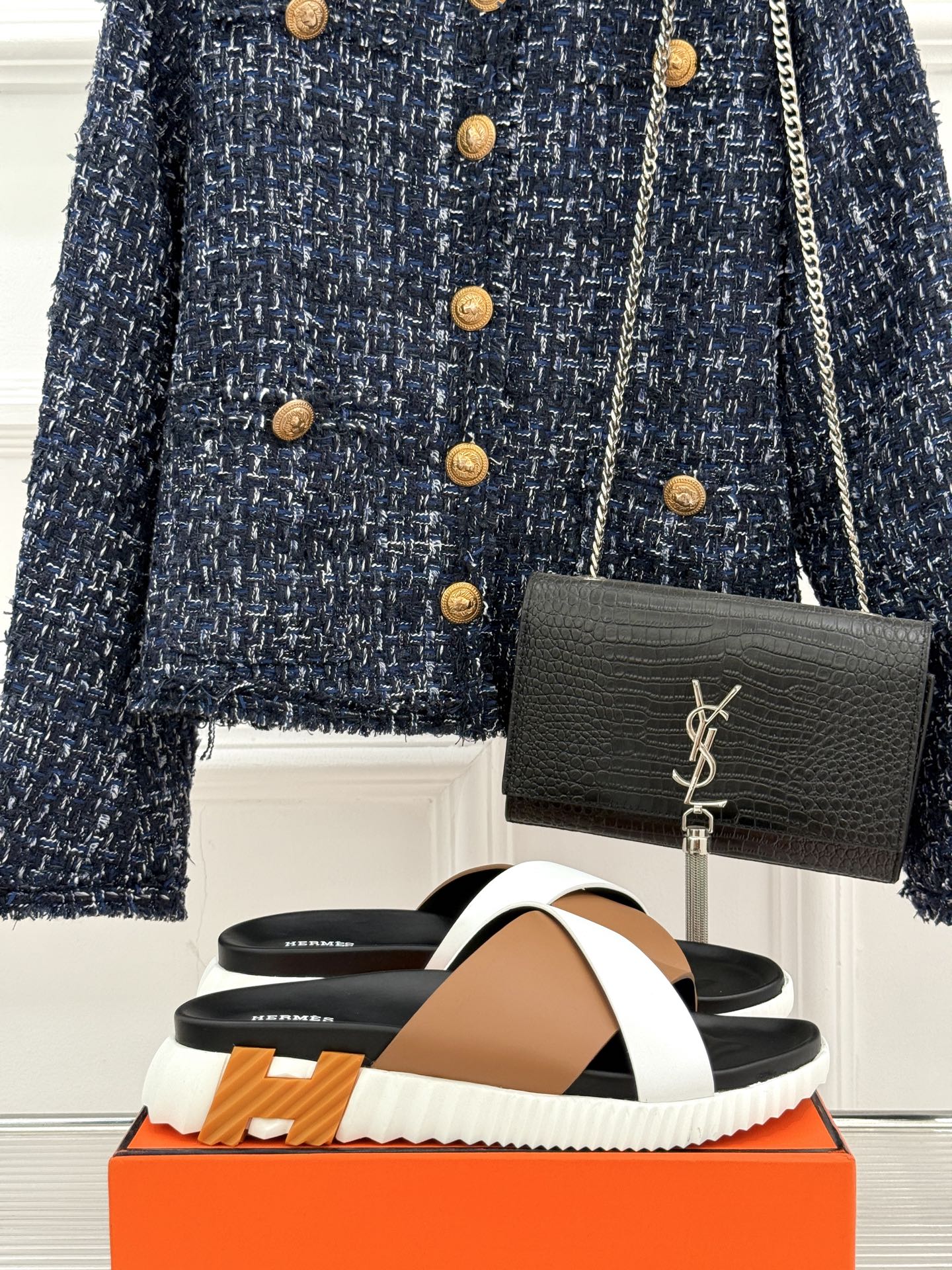 
Hermès/爱马仕经典复古厚底
情侣款交叉拖鞋
这款真的是矮个子的福音‼️
既复古又时髦🙋而且很还百