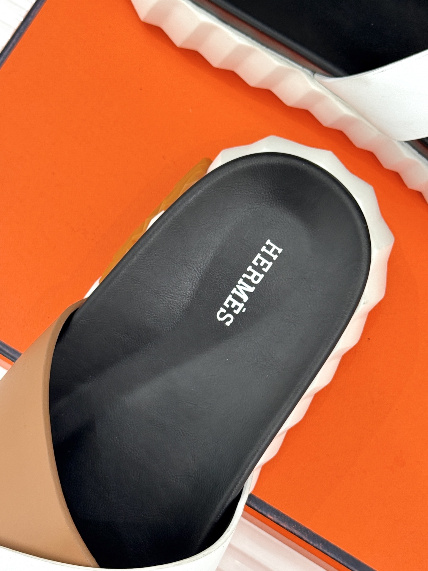 
Hermès/爱马仕经典复古厚底
情侣款交叉拖鞋
这款真的是矮个子的福音‼️
既复古又时髦🙋而且很还百
