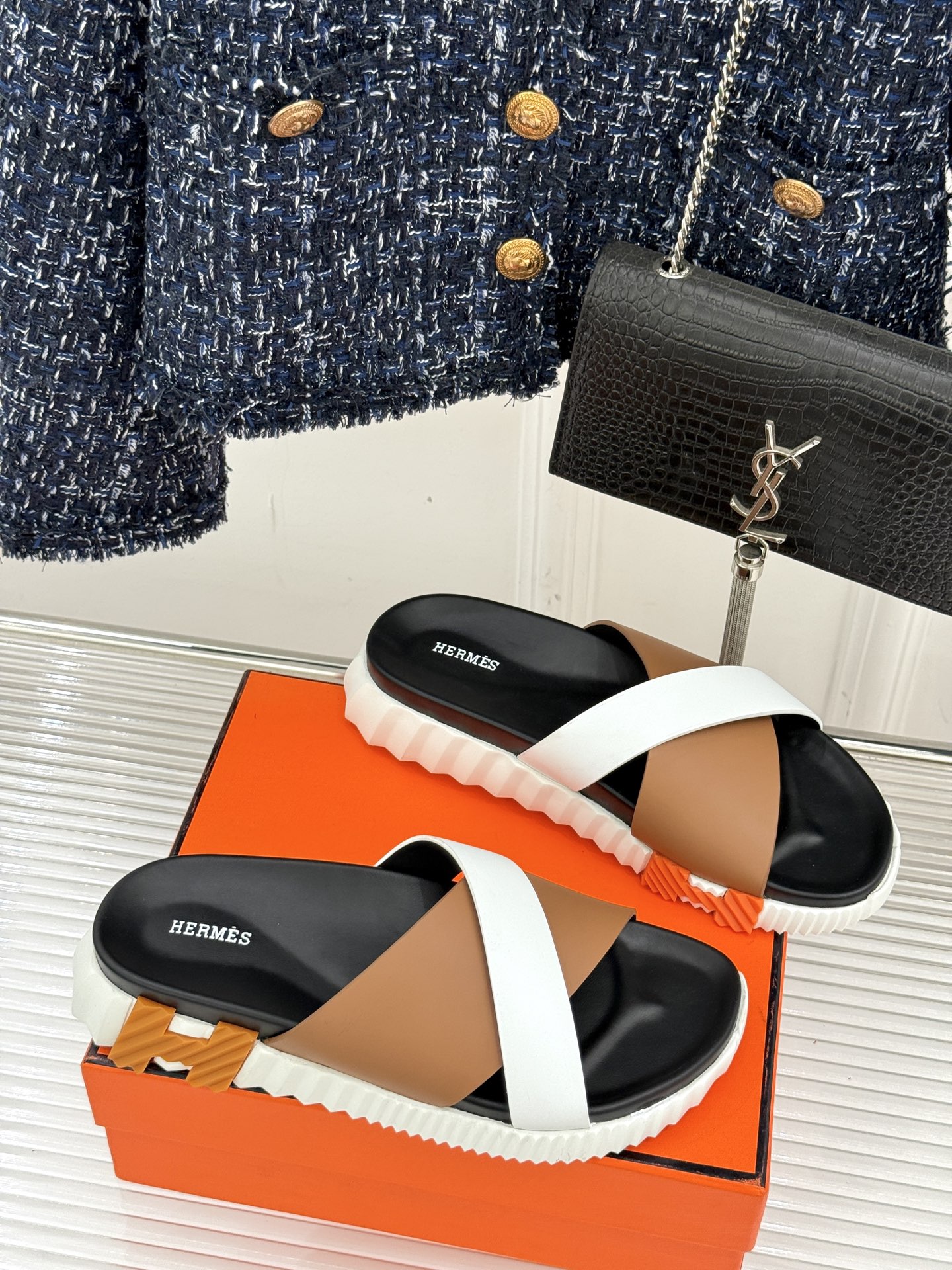 
Hermès/爱马仕经典复古厚底
情侣款交叉拖鞋
这款真的是矮个子的福音‼️
既复古又时髦🙋而且很还百