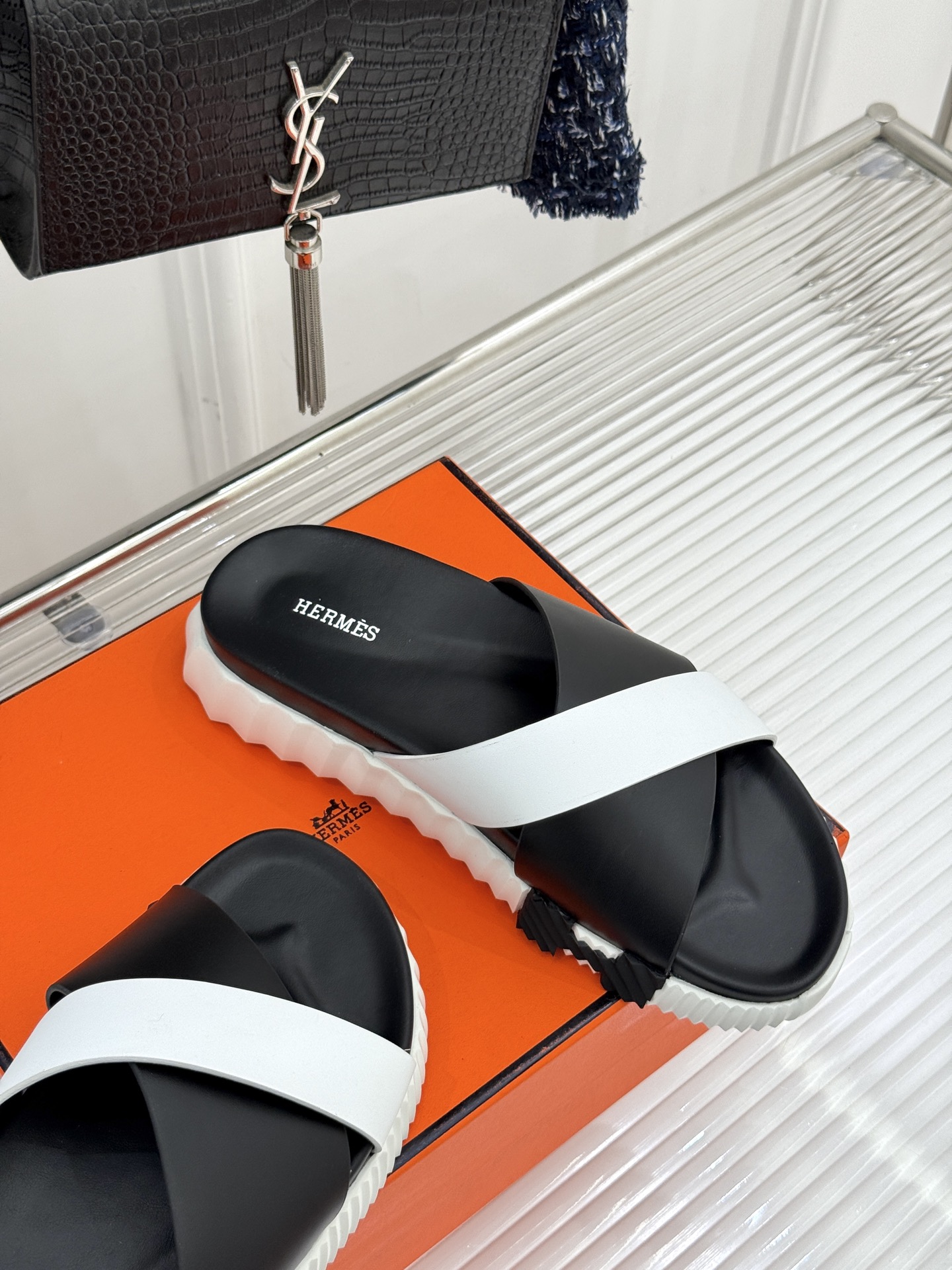 
Hermès/爱马仕经典复古厚底
情侣款交叉拖鞋
这款真的是矮个子的福音‼️
既复古又时髦🙋而且很还百