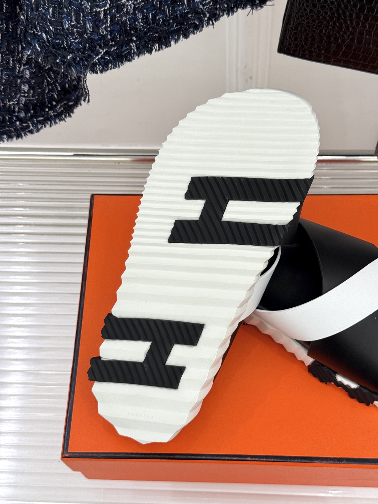 
Hermès/爱马仕经典复古厚底
情侣款交叉拖鞋
这款真的是矮个子的福音‼️
既复古又时髦🙋而且很还百