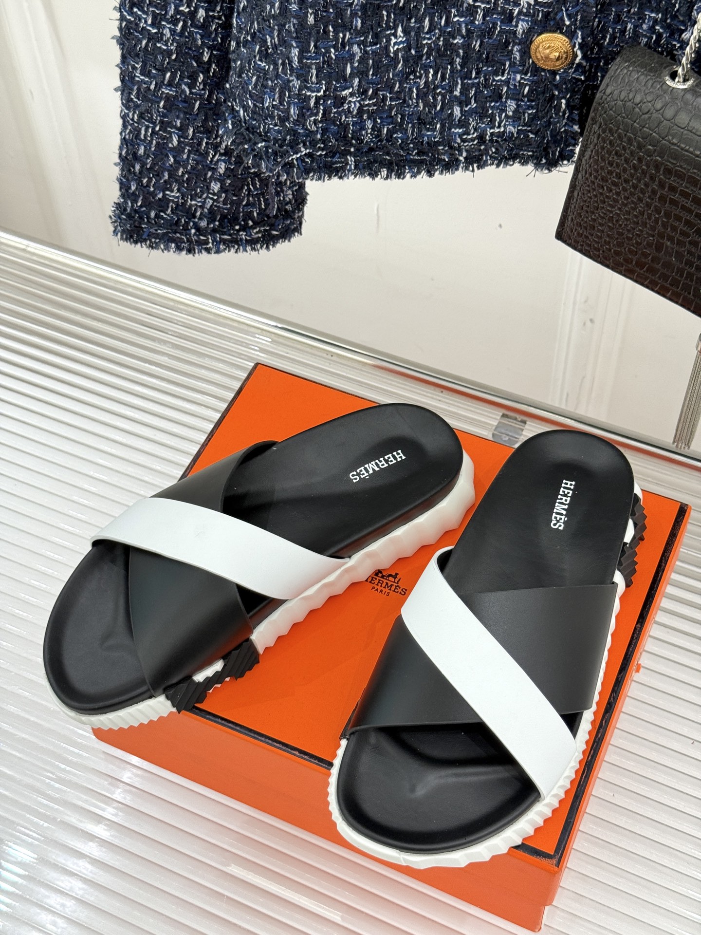 
Hermès/爱马仕经典复古厚底
情侣款交叉拖鞋
这款真的是矮个子的福音‼️
既复古又时髦🙋而且很还百