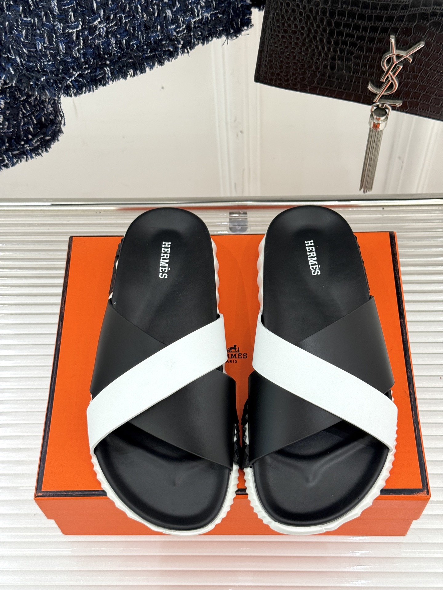 
Hermès/爱马仕经典复古厚底
情侣款交叉拖鞋
这款真的是矮个子的福音‼️
既复古又时髦🙋而且很还百