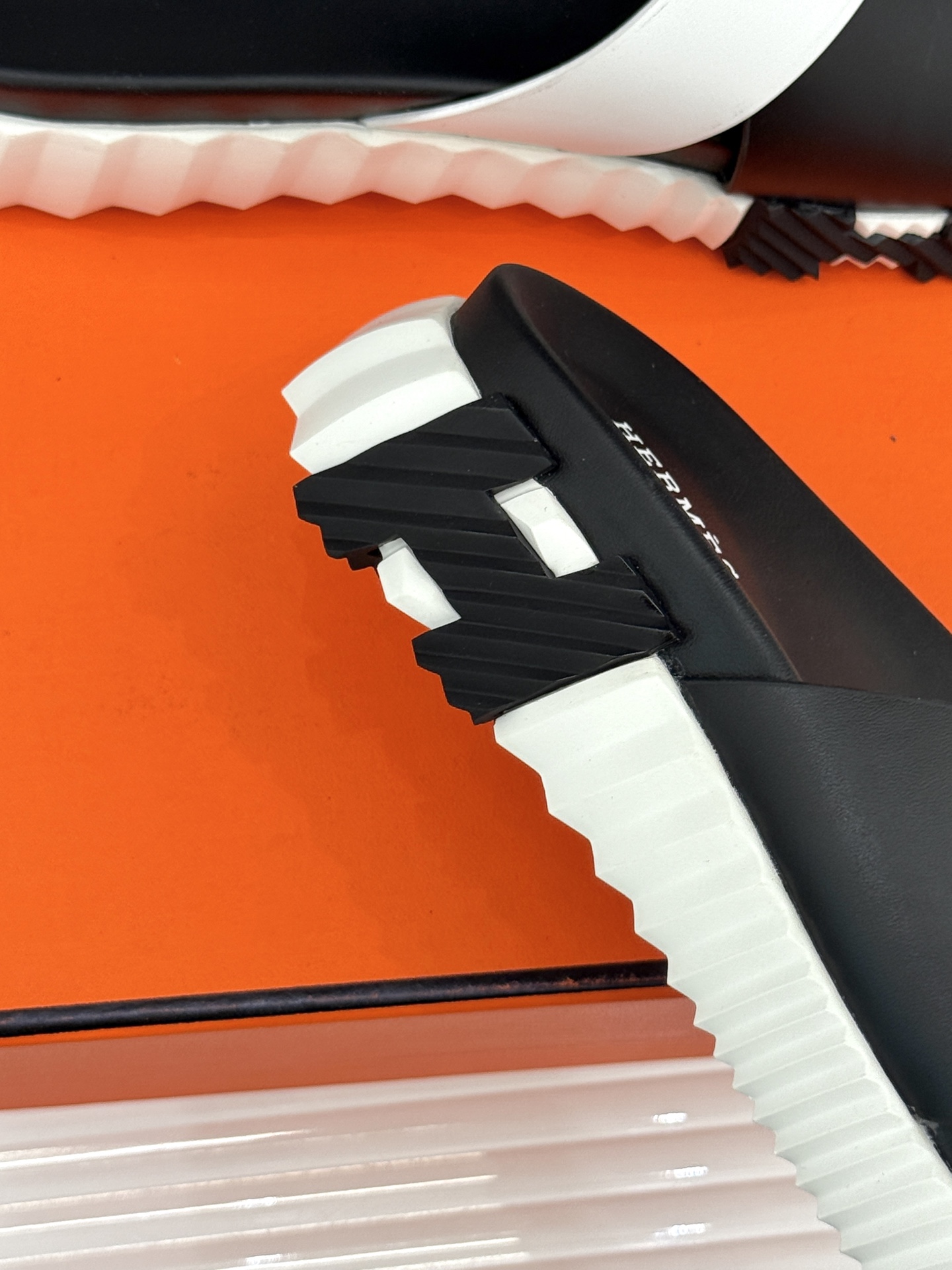 
Hermès/爱马仕经典复古厚底
情侣款交叉拖鞋
这款真的是矮个子的福音‼️
既复古又时髦🙋而且很还百