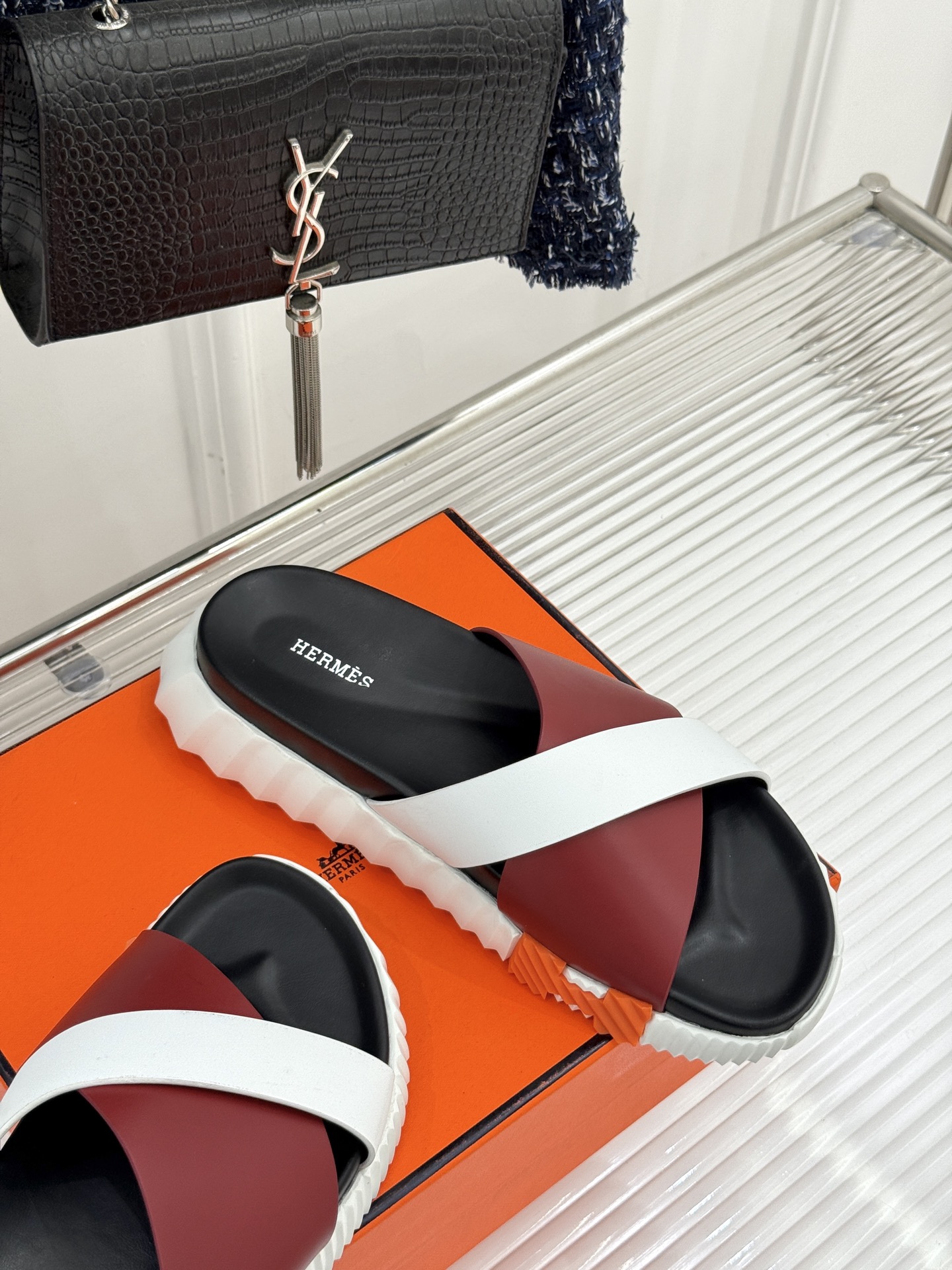 
Hermès/爱马仕经典复古厚底
情侣款交叉拖鞋
这款真的是矮个子的福音‼️
既复古又时髦🙋而且很还百