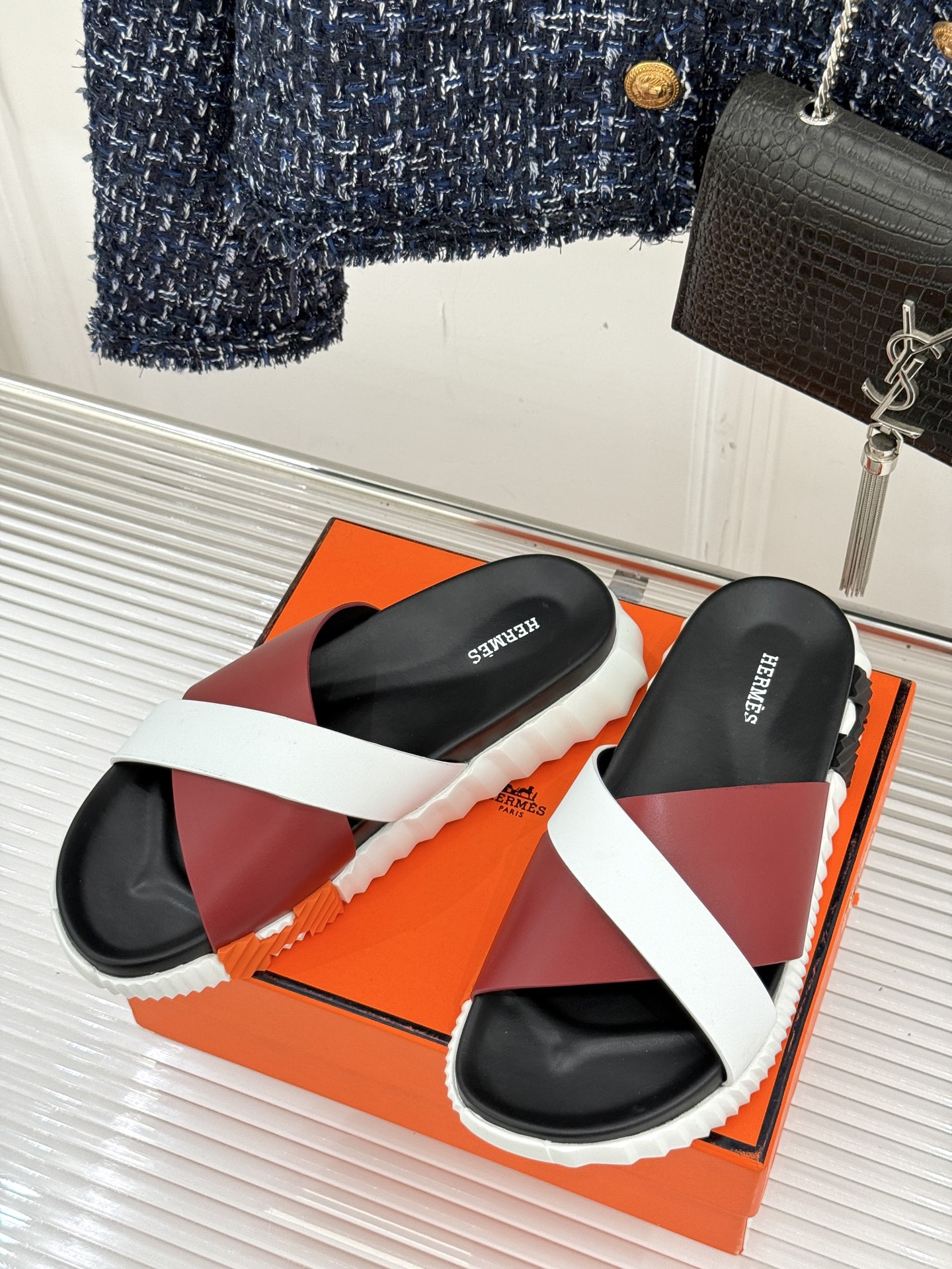 
Hermès/爱马仕经典复古厚底
情侣款交叉拖鞋
这款真的是矮个子的福音‼️
既复古又时髦🙋而且很还百