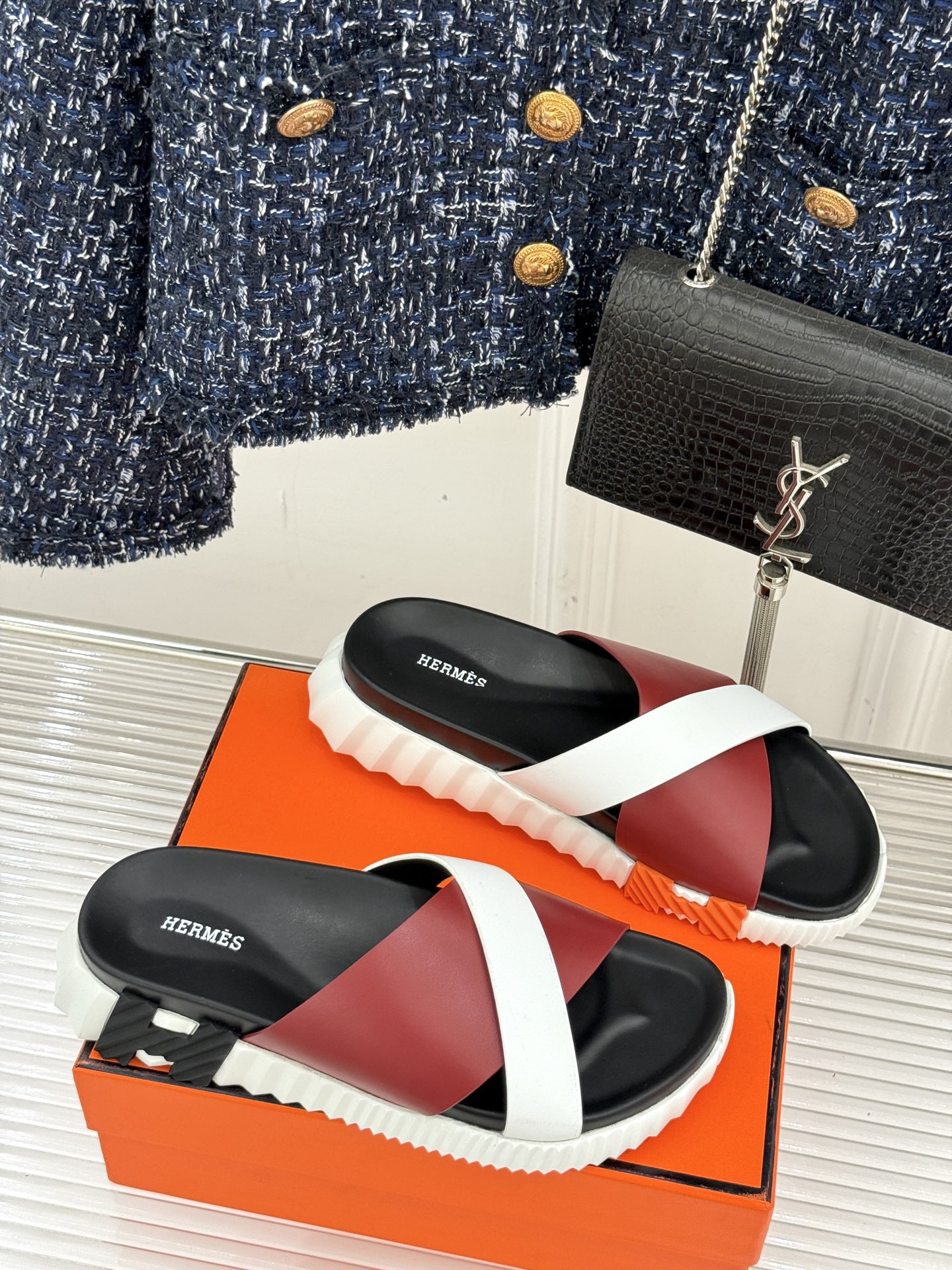 
Hermès/爱马仕经典复古厚底
情侣款交叉拖鞋
这款真的是矮个子的福音‼️
既复古又时髦🙋而且很还百