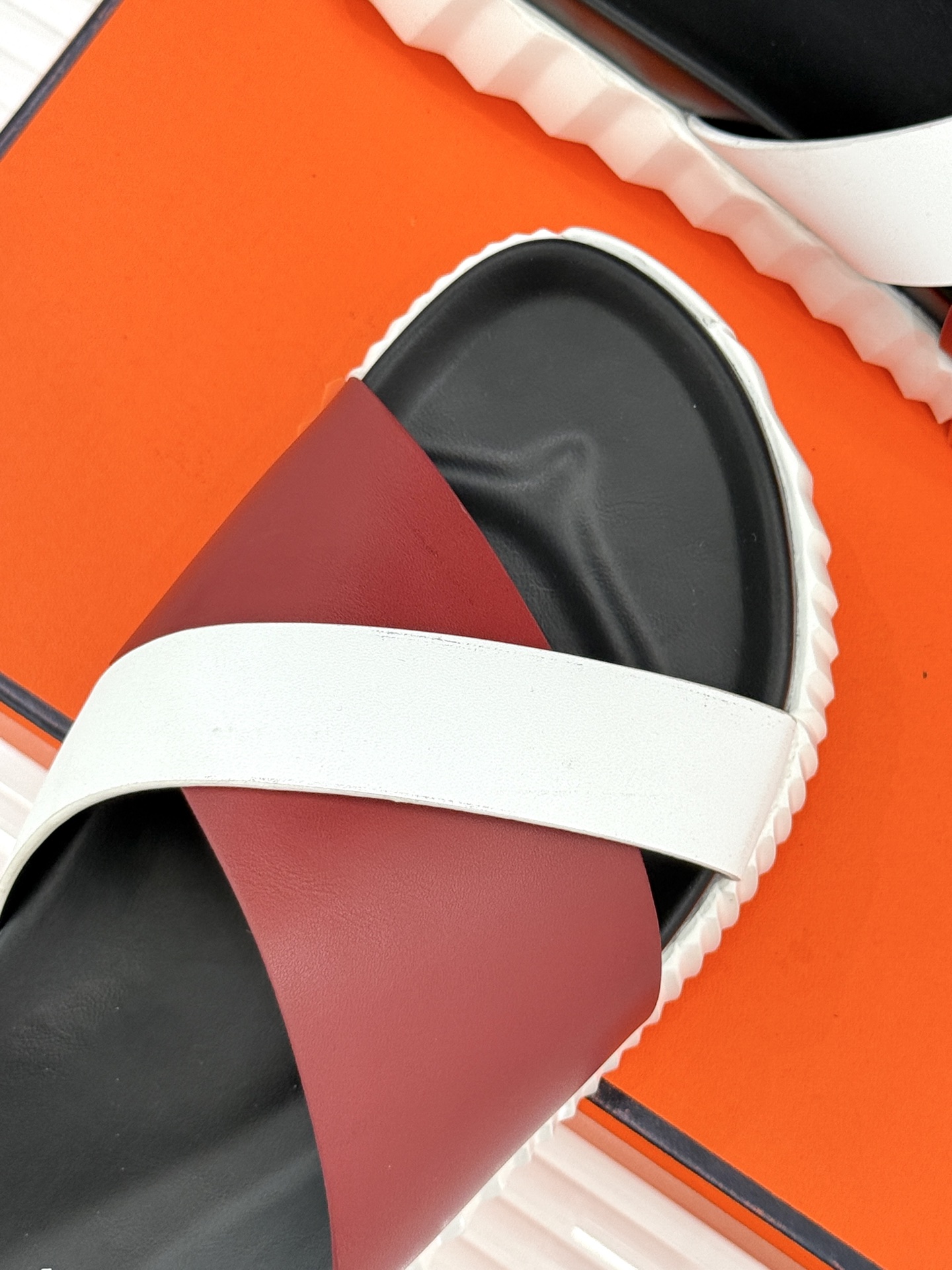 
Hermès/爱马仕经典复古厚底
情侣款交叉拖鞋
这款真的是矮个子的福音‼️
既复古又时髦🙋而且很还百