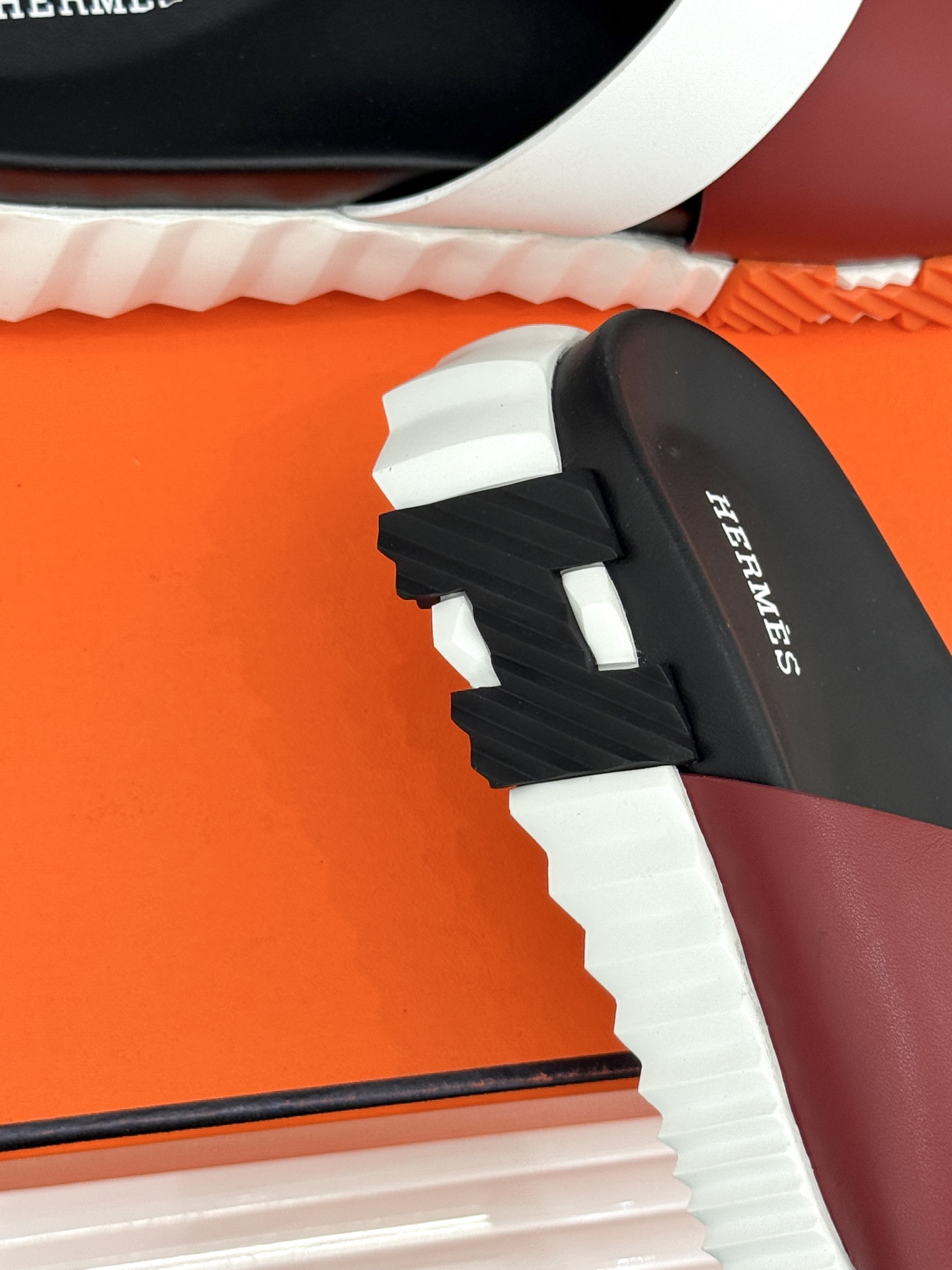 
Hermès/爱马仕经典复古厚底
情侣款交叉拖鞋
这款真的是矮个子的福音‼️
既复古又时髦🙋而且很还百