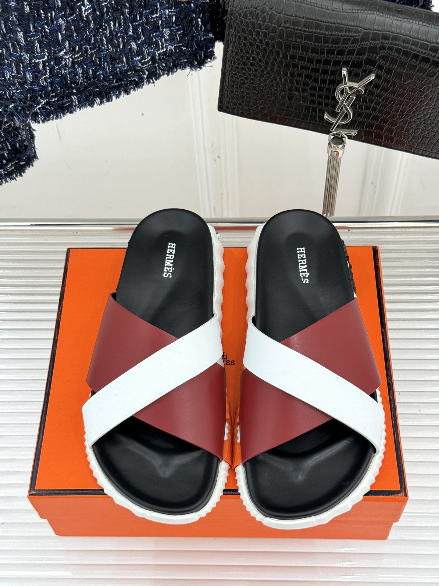 
Hermès/爱马仕经典复古厚底
情侣款交叉拖鞋
这款真的是矮个子的福音‼️
既复古又时髦🙋而且很还百