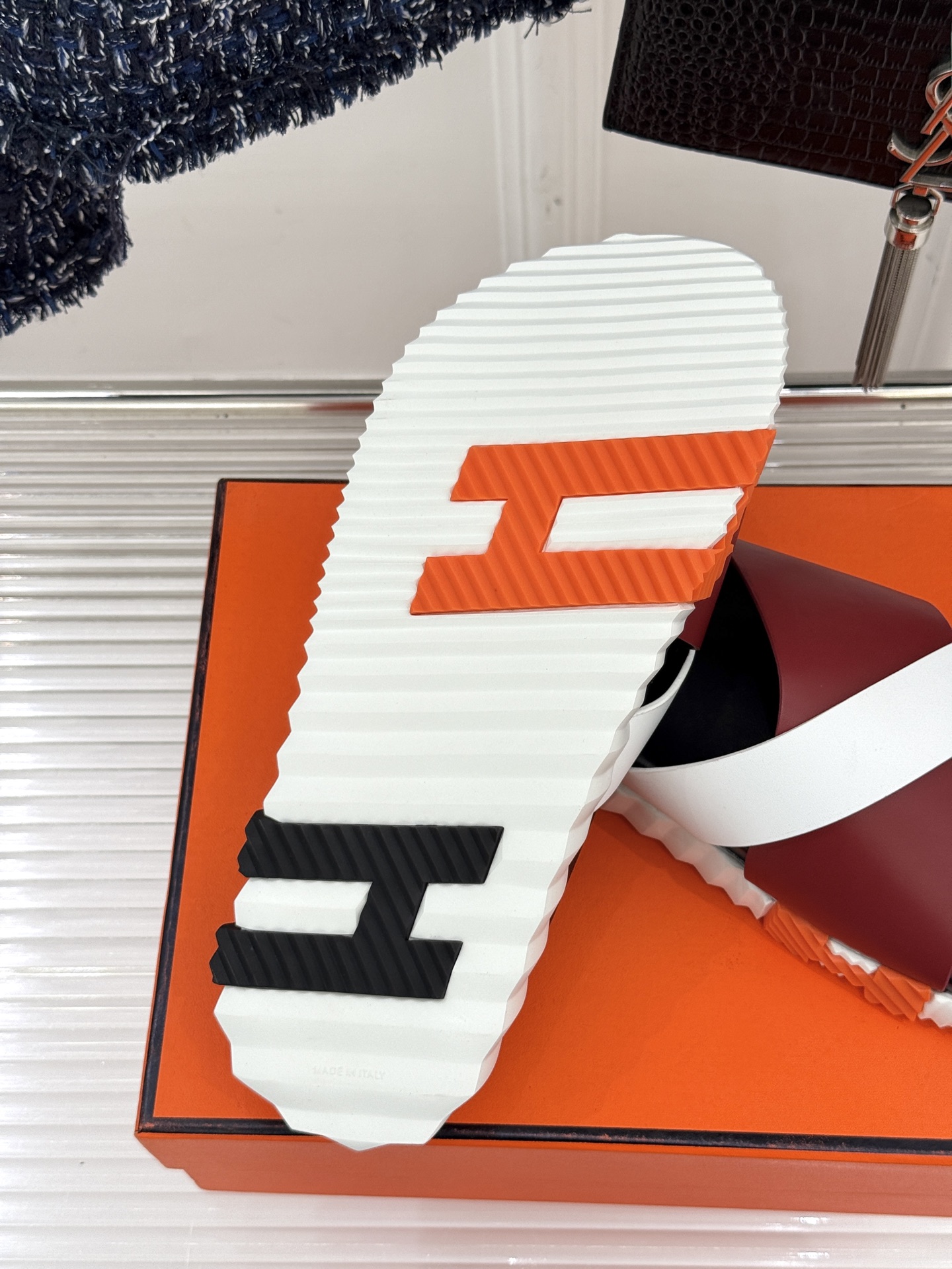
Hermès/爱马仕经典复古厚底
情侣款交叉拖鞋
这款真的是矮个子的福音‼️
既复古又时髦🙋而且很还百