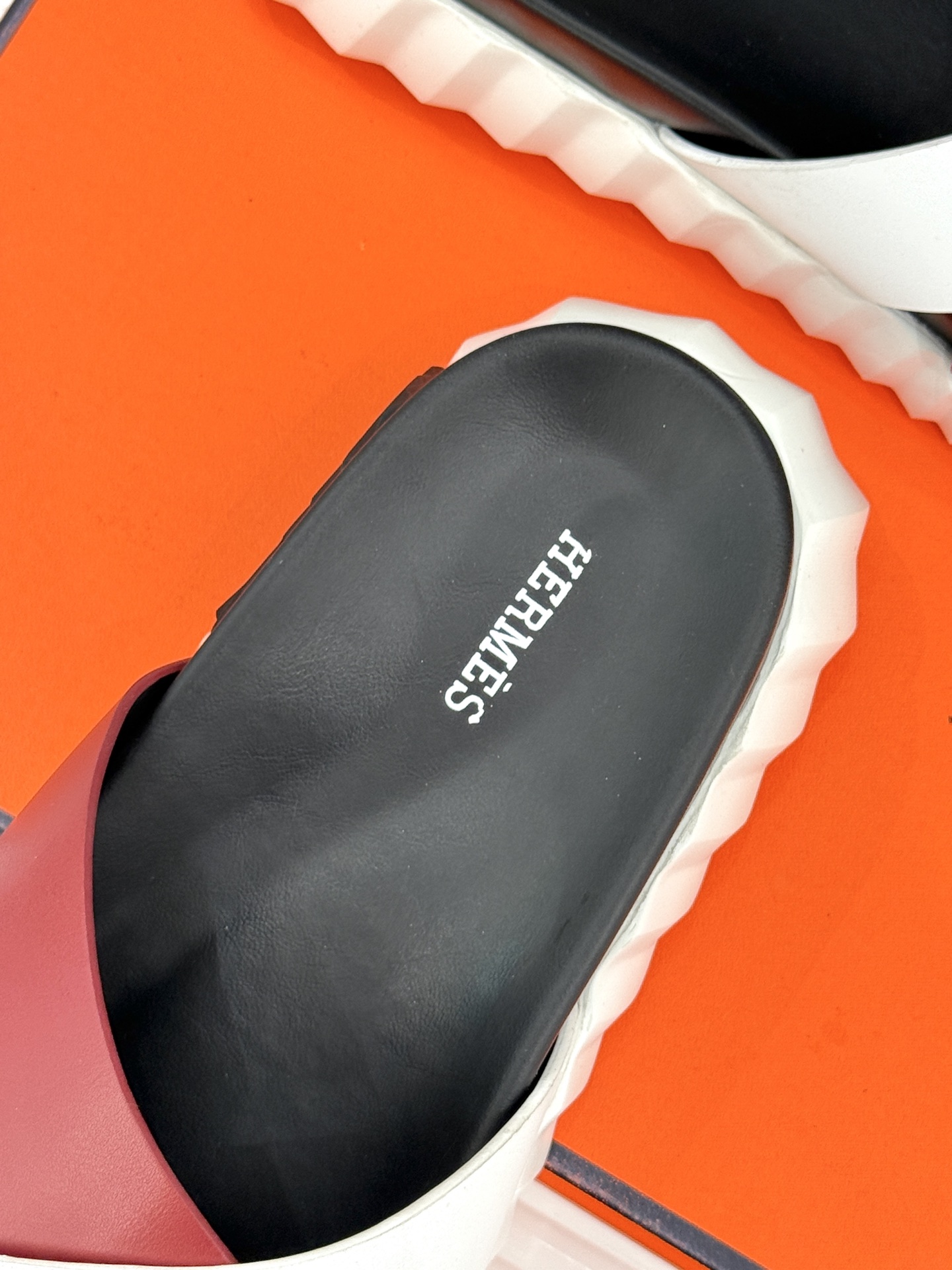
Hermès/爱马仕经典复古厚底
情侣款交叉拖鞋
这款真的是矮个子的福音‼️
既复古又时髦🙋而且很还百