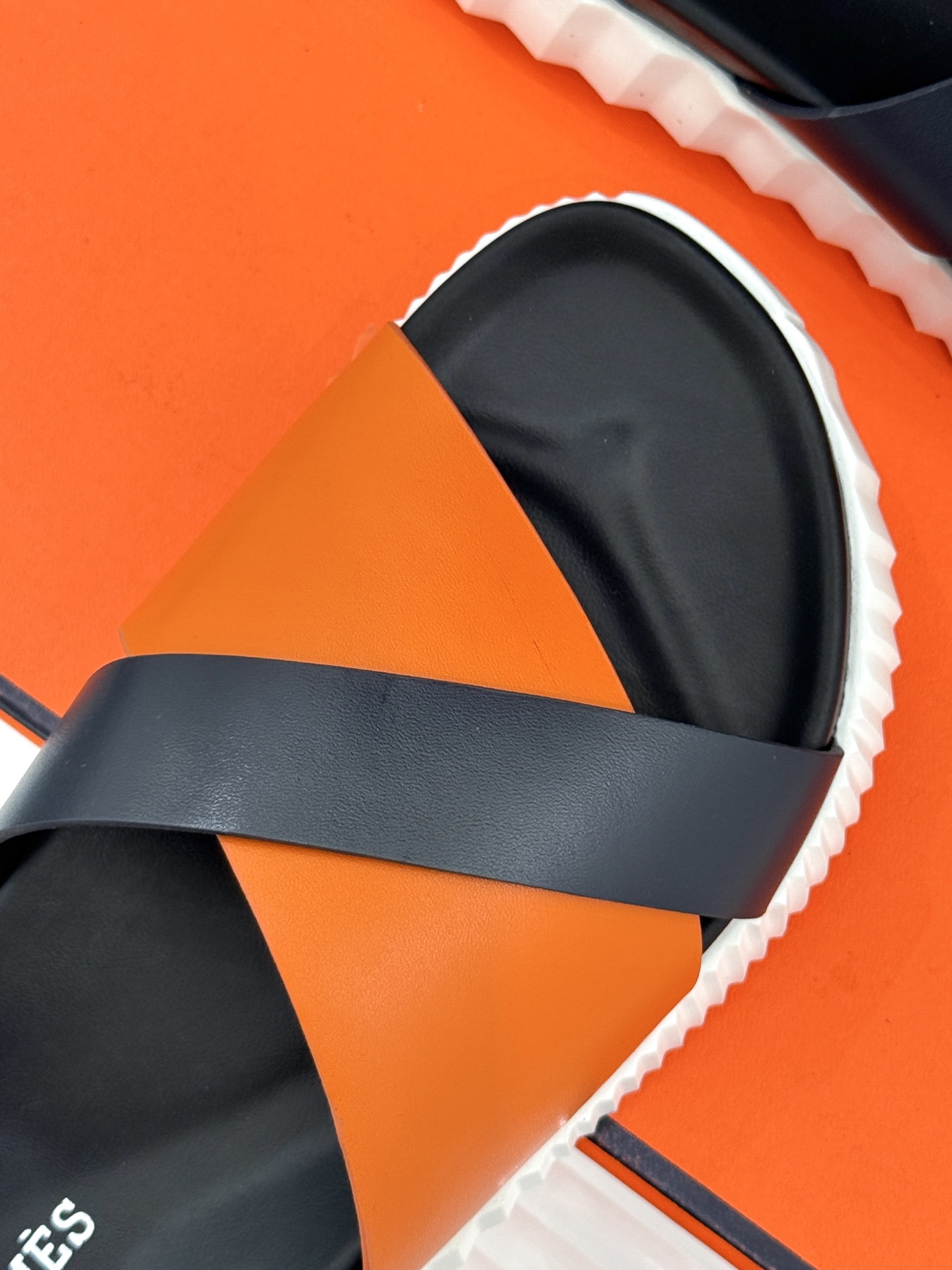 
Hermès/爱马仕经典复古厚底
情侣款交叉拖鞋
这款真的是矮个子的福音‼️
既复古又时髦🙋而且很还百