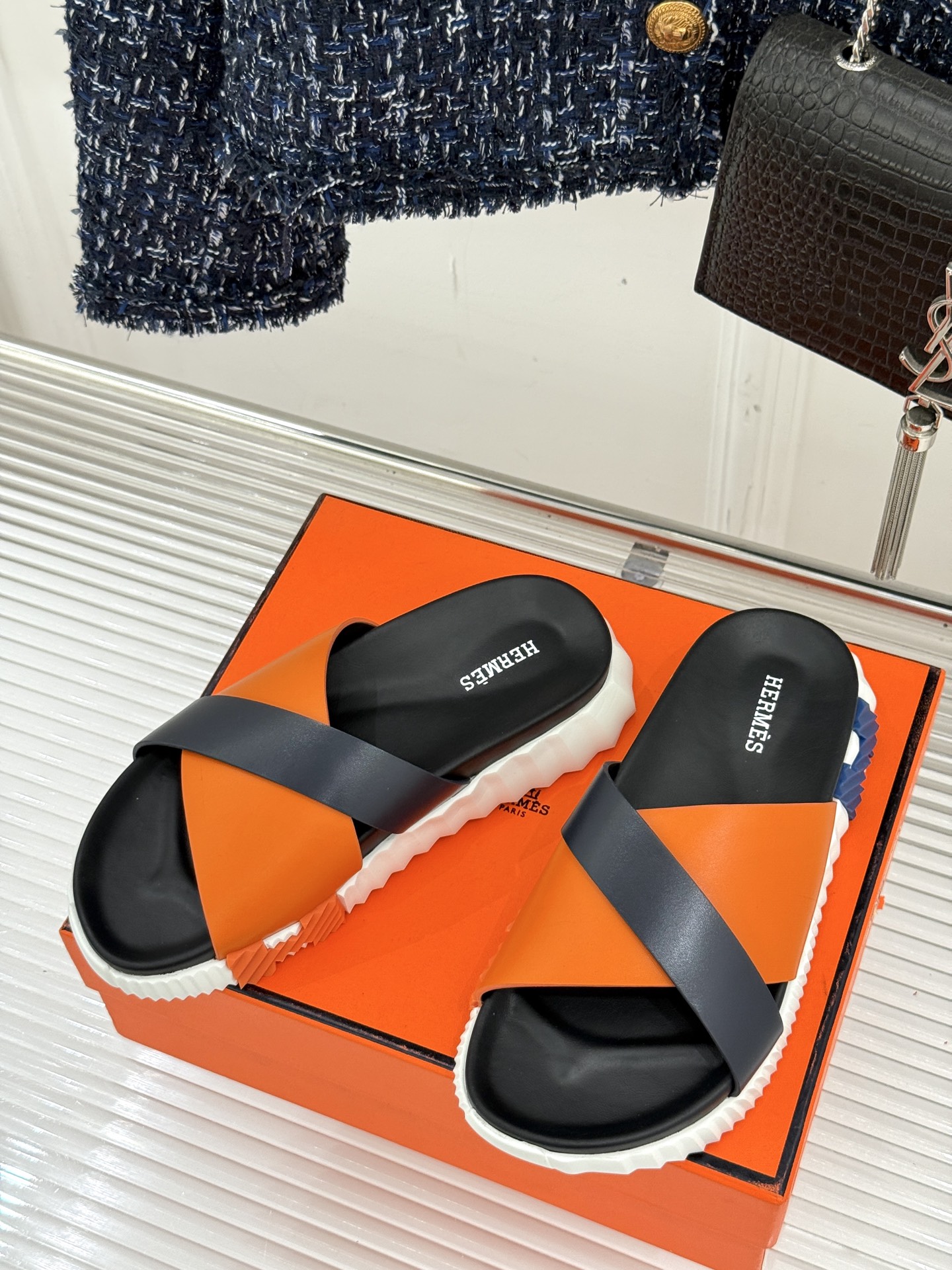 
Hermès/爱马仕经典复古厚底
情侣款交叉拖鞋
这款真的是矮个子的福音‼️
既复古又时髦🙋而且很还百