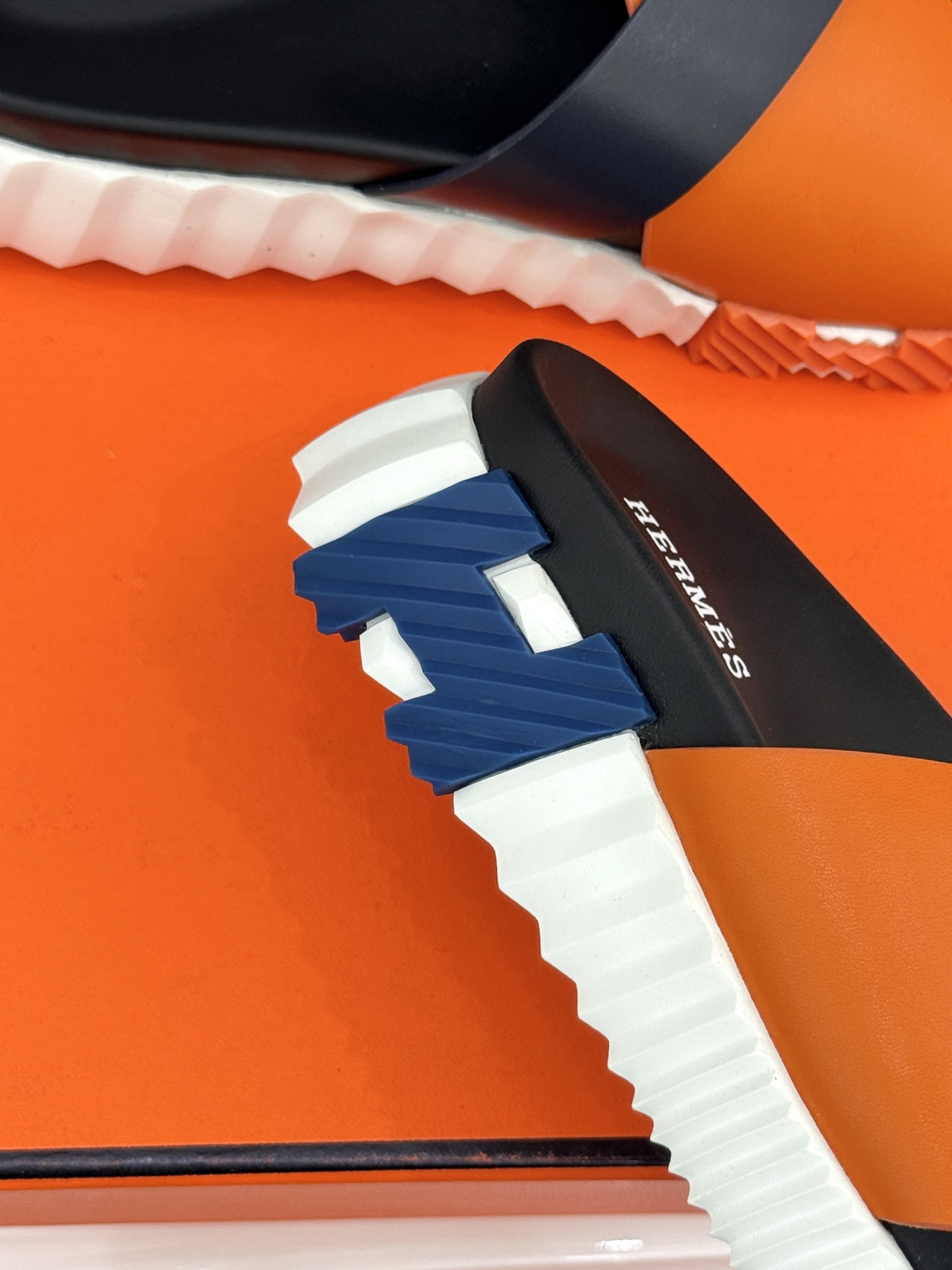 
Hermès/爱马仕经典复古厚底
情侣款交叉拖鞋
这款真的是矮个子的福音‼️
既复古又时髦🙋而且很还百