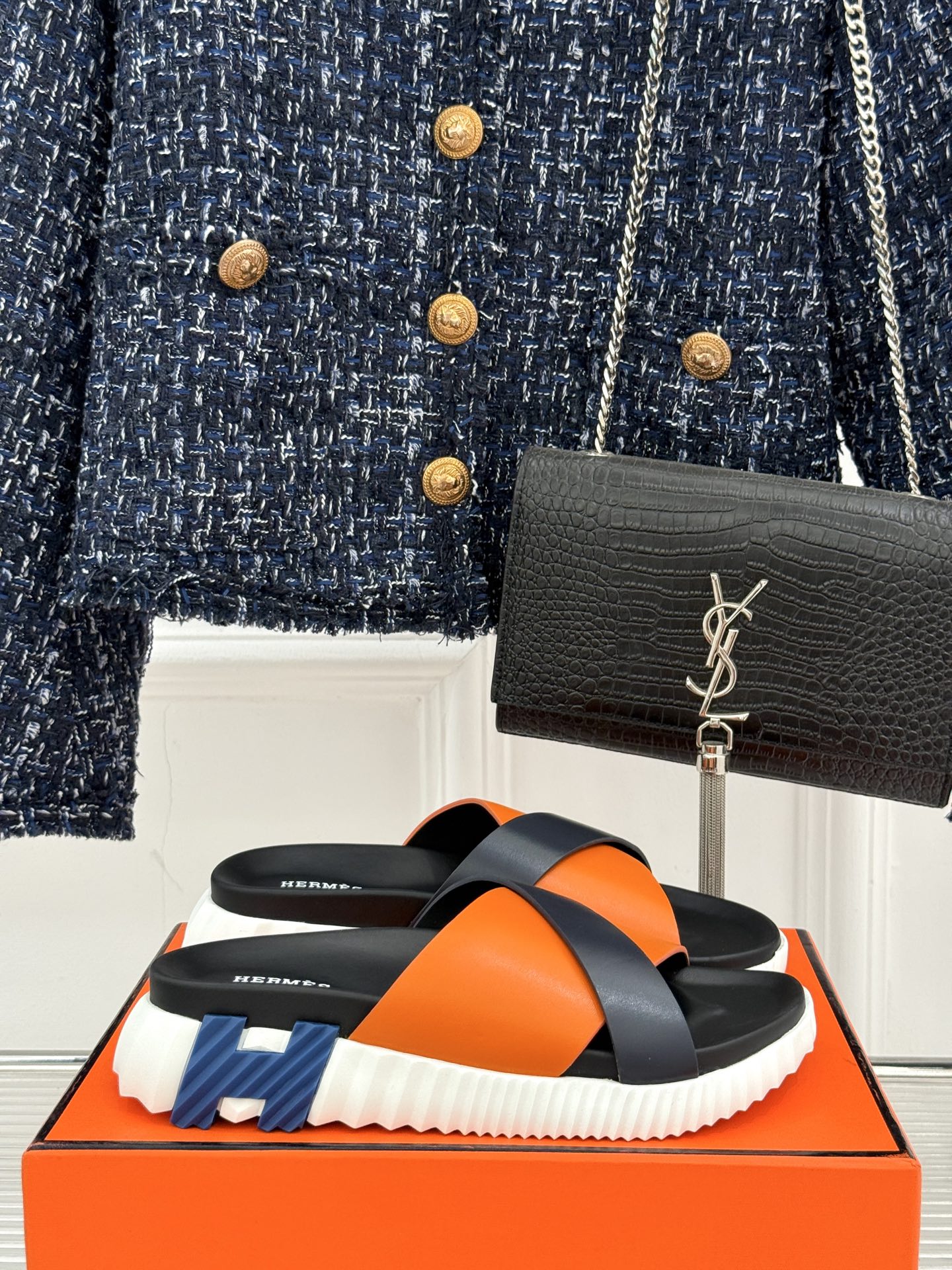 
Hermès/爱马仕经典复古厚底
情侣款交叉拖鞋
这款真的是矮个子的福音‼️
既复古又时髦🙋而且很还百