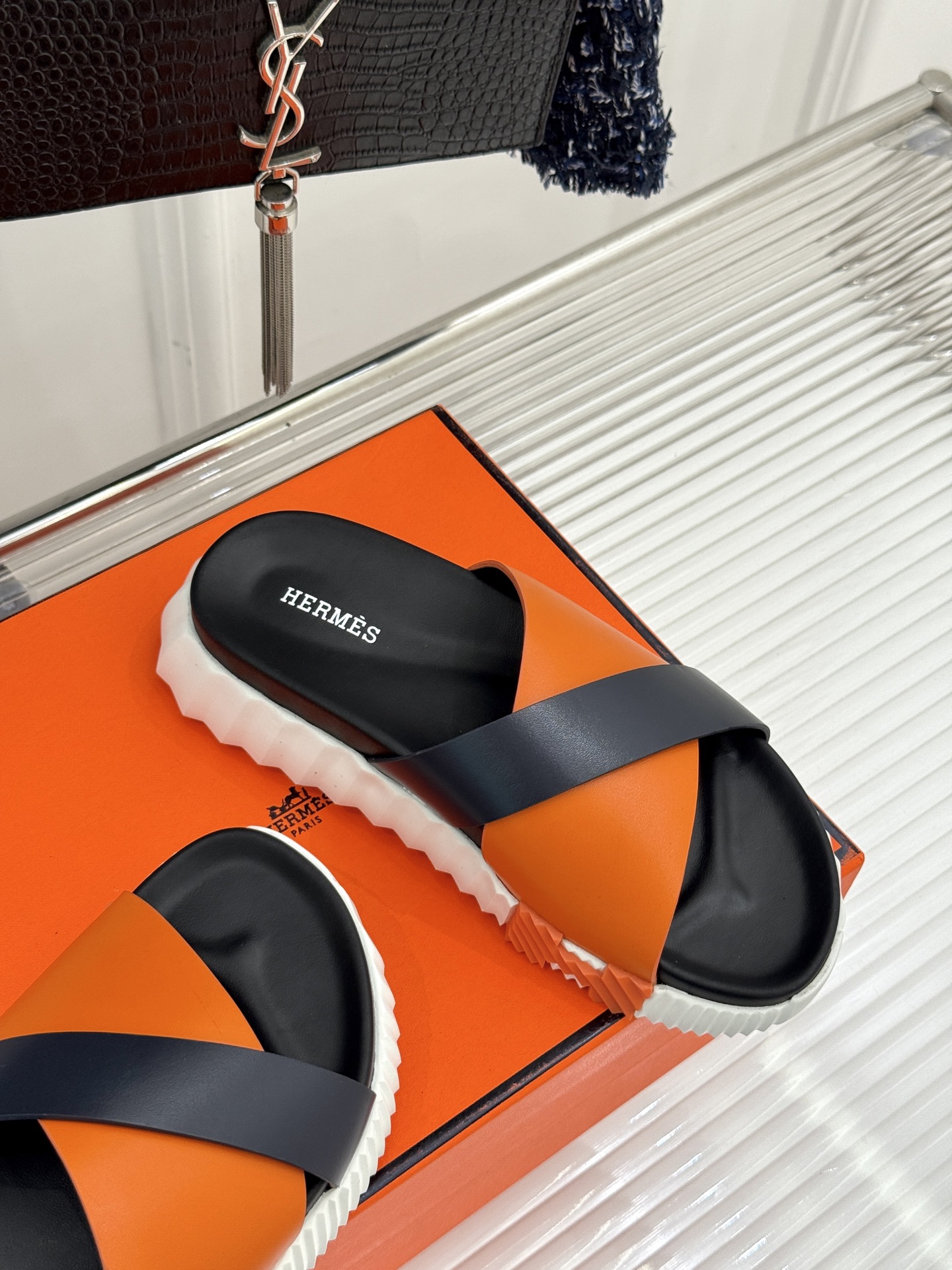 
Hermès/爱马仕经典复古厚底
情侣款交叉拖鞋
这款真的是矮个子的福音‼️
既复古又时髦🙋而且很还百
