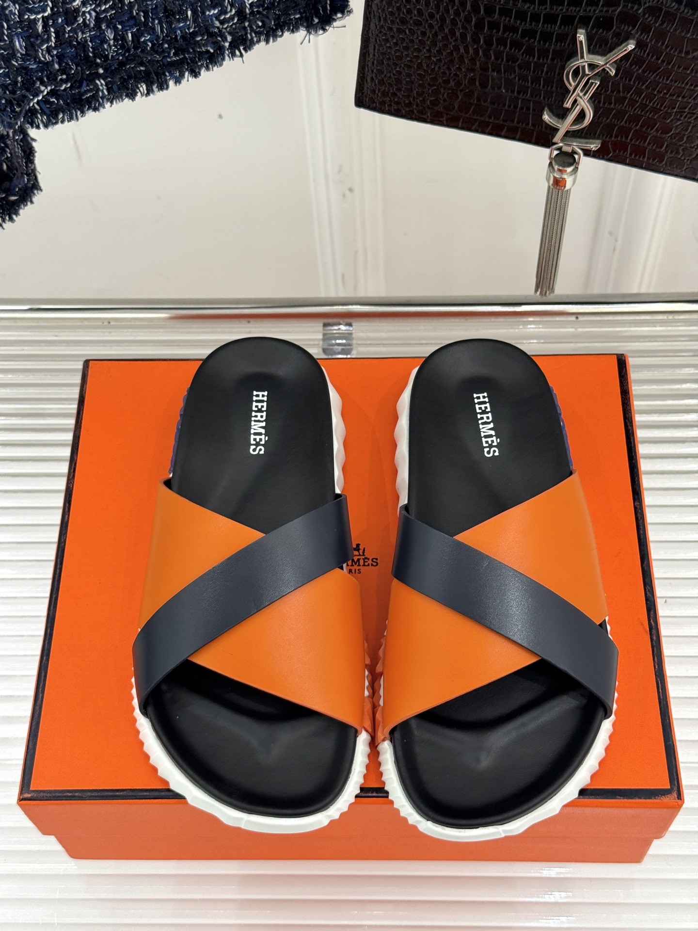
Hermès/爱马仕经典复古厚底
情侣款交叉拖鞋
这款真的是矮个子的福音‼️
既复古又时髦🙋而且很还百