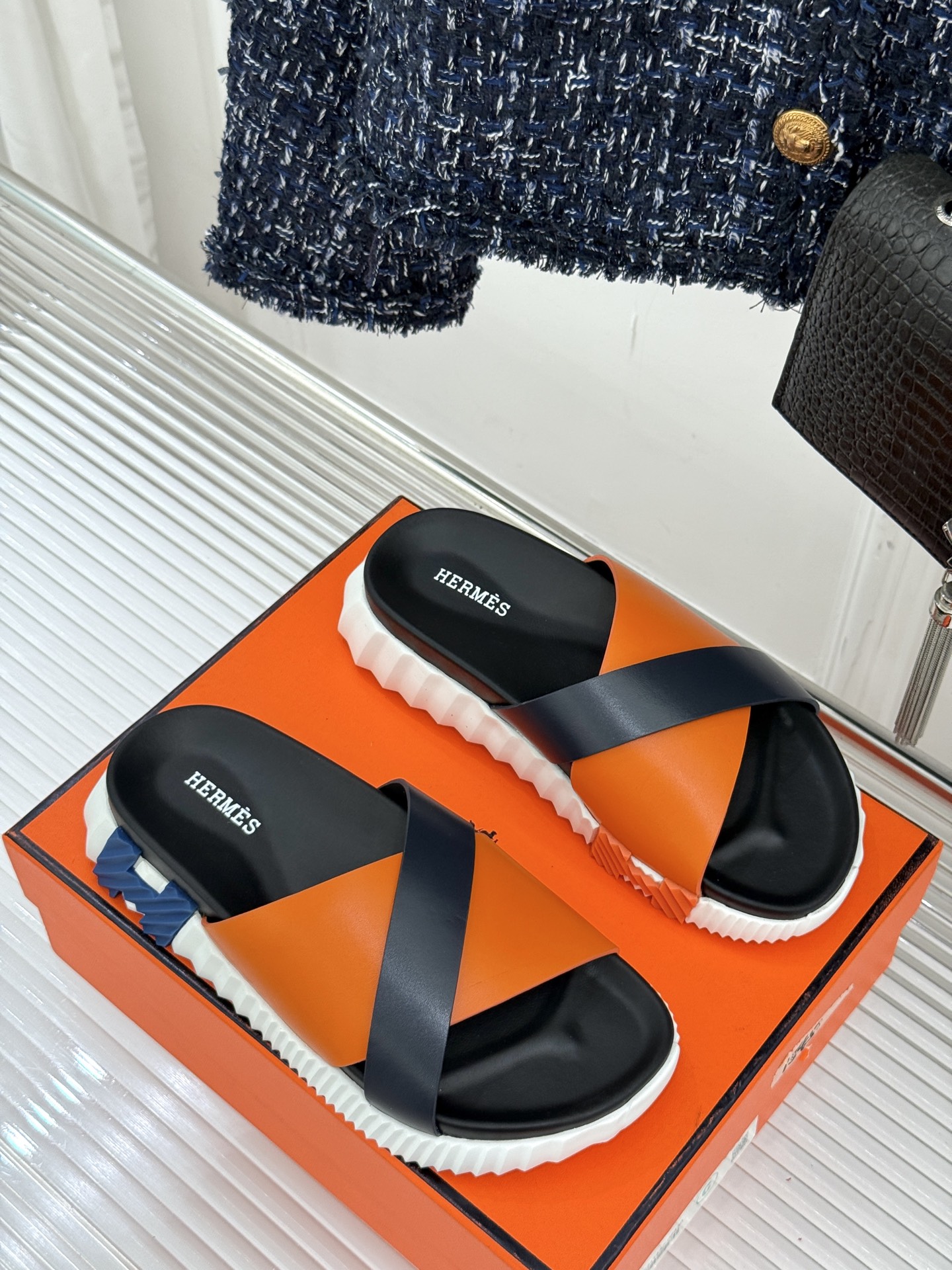 
Hermès/爱马仕经典复古厚底
情侣款交叉拖鞋
这款真的是矮个子的福音‼️
既复古又时髦🙋而且很还百