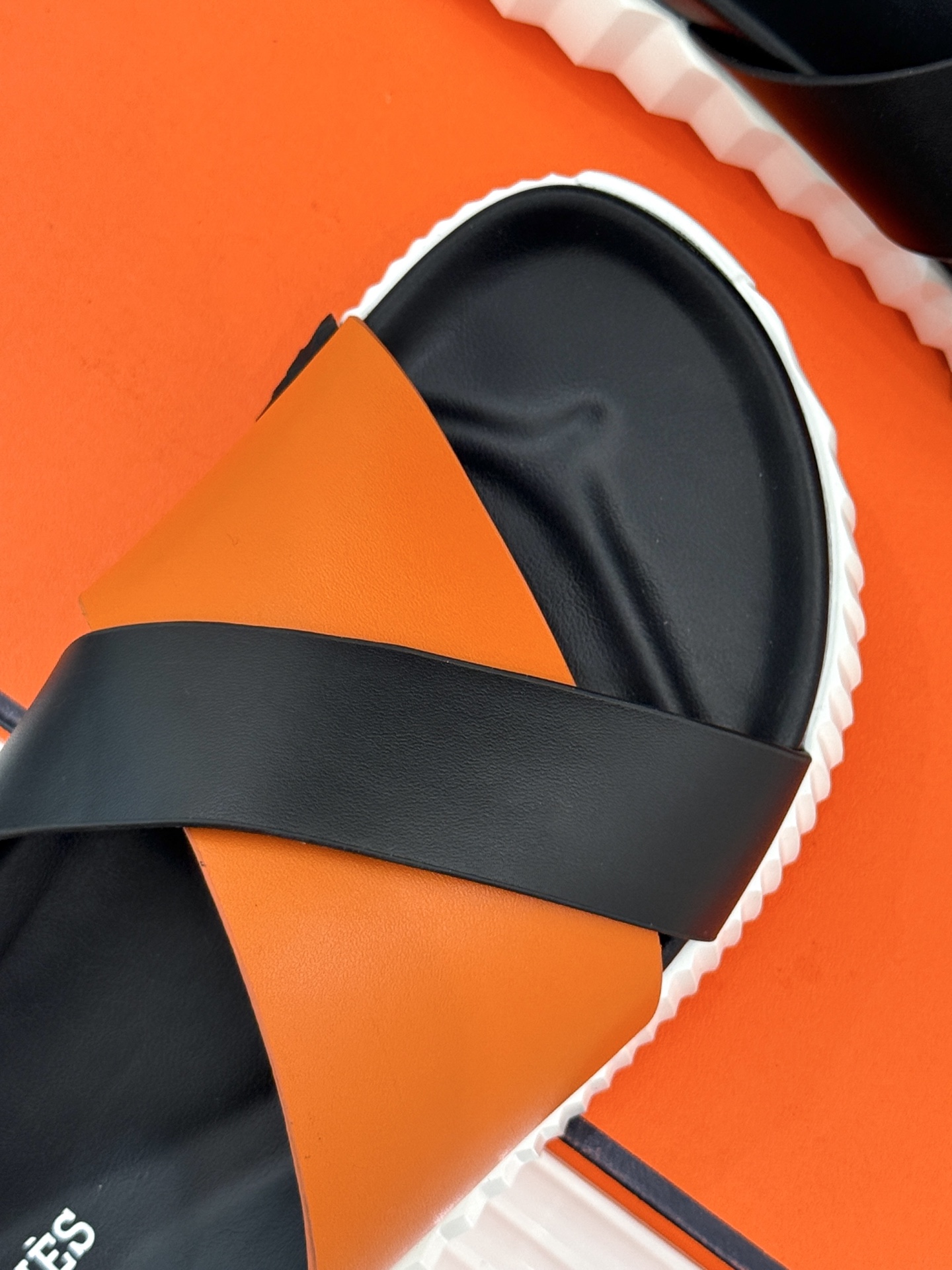 
Hermès/爱马仕经典复古厚底
情侣款交叉拖鞋
这款真的是矮个子的福音‼️
既复古又时髦🙋而且很还百