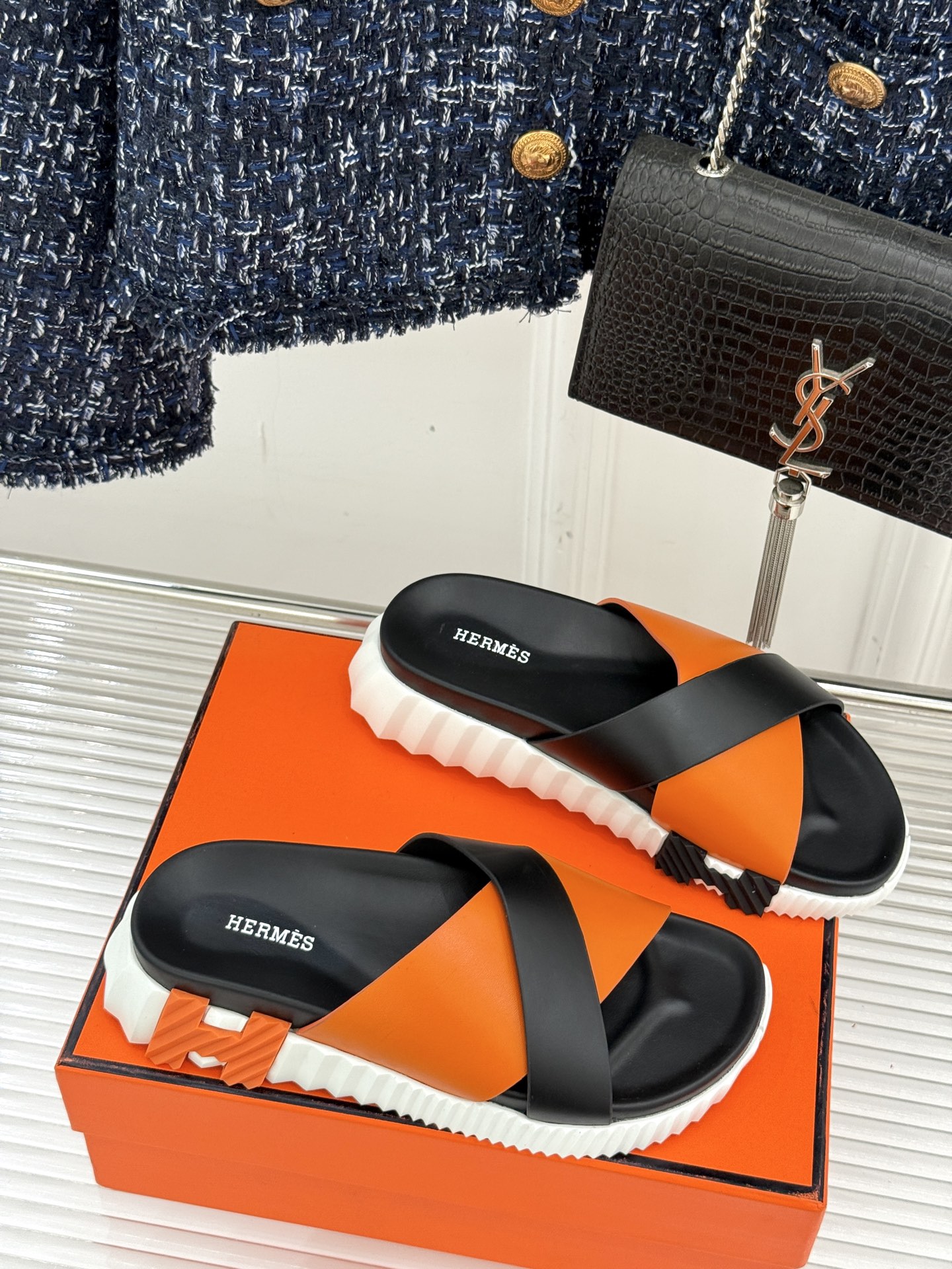 
Hermès/爱马仕经典复古厚底
情侣款交叉拖鞋
这款真的是矮个子的福音‼️
既复古又时髦🙋而且很还百