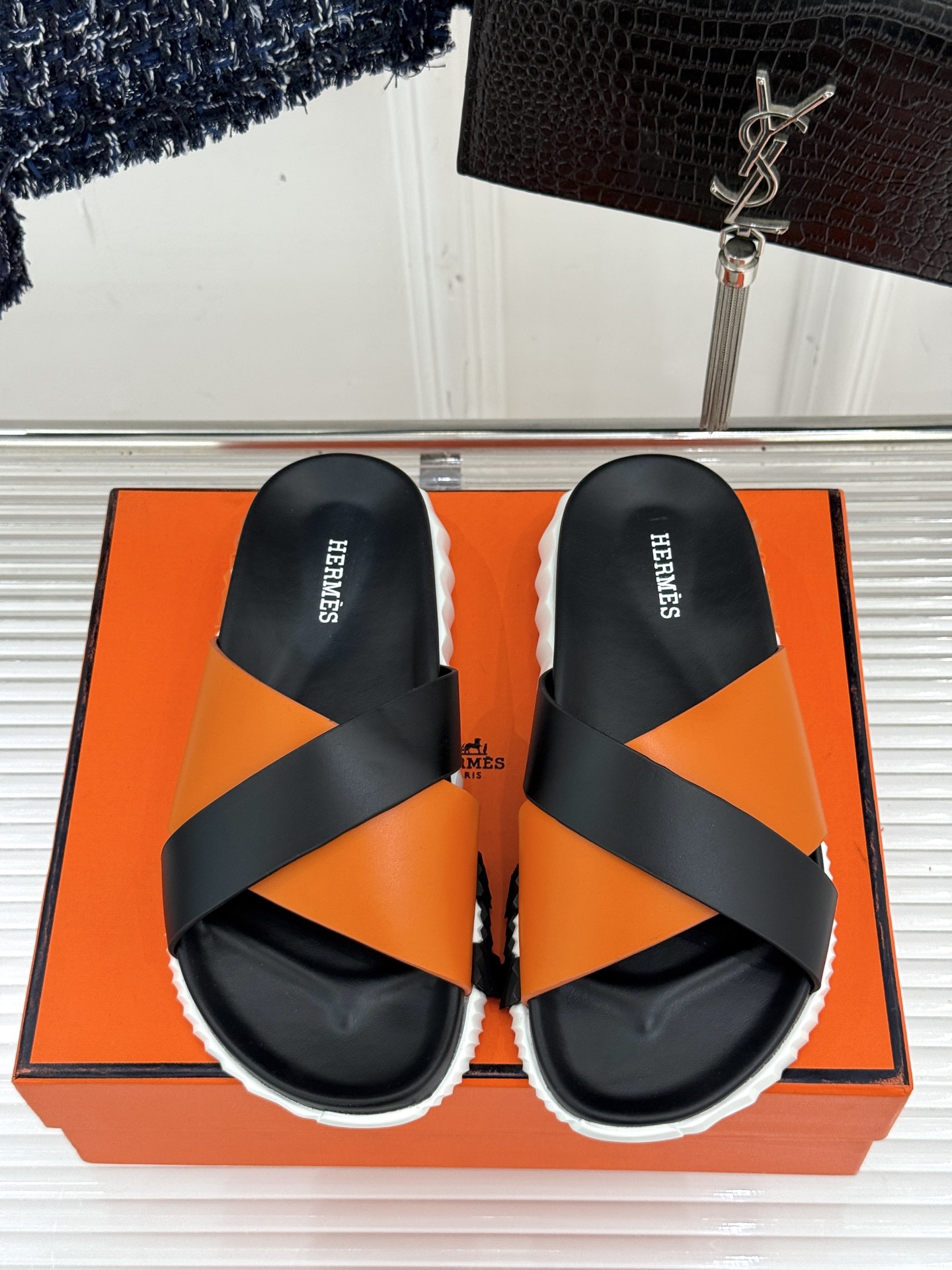 
Hermès/爱马仕经典复古厚底
情侣款交叉拖鞋
这款真的是矮个子的福音‼️
既复古又时髦🙋而且很还百