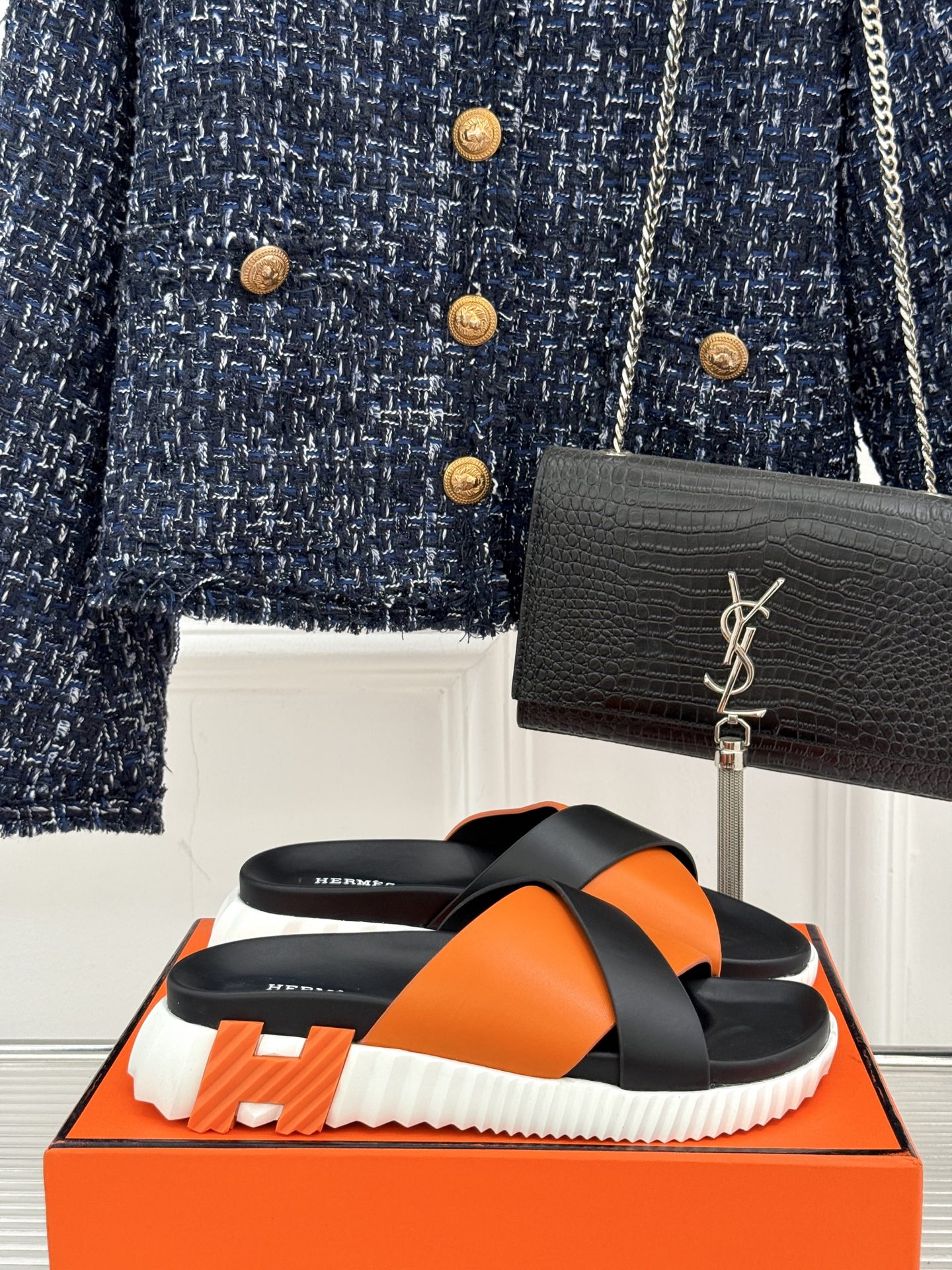 
Hermès/爱马仕经典复古厚底
情侣款交叉拖鞋
这款真的是矮个子的福音‼️
既复古又时髦🙋而且很还百