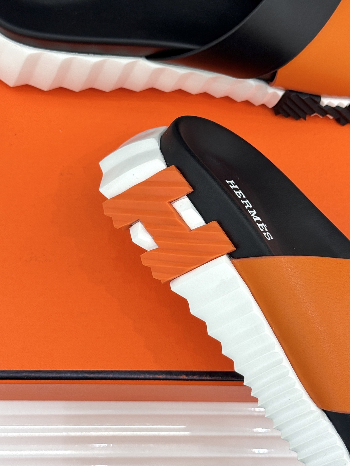 
Hermès/爱马仕经典复古厚底
情侣款交叉拖鞋
这款真的是矮个子的福音‼️
既复古又时髦🙋而且很还百