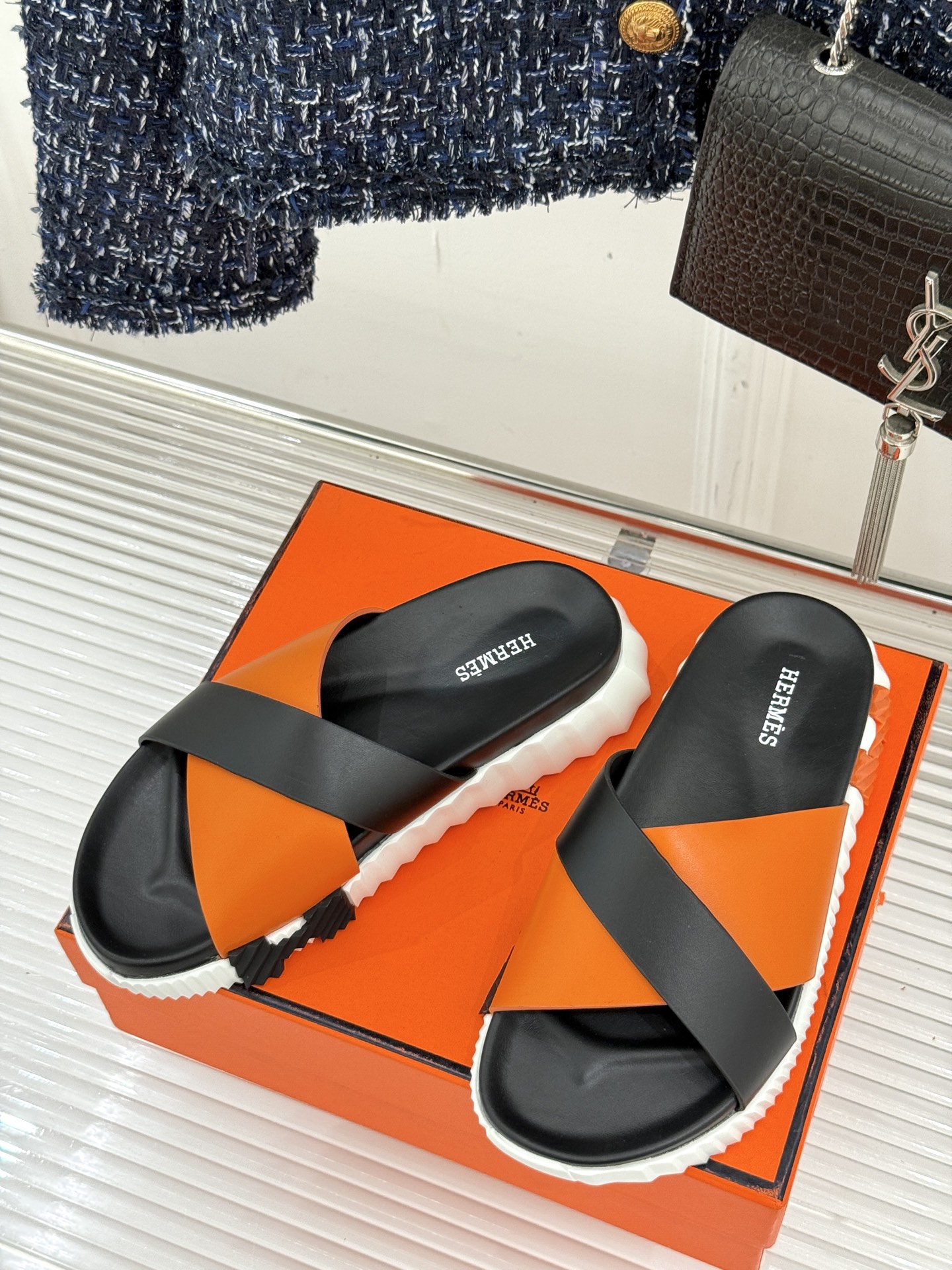 
Hermès/爱马仕经典复古厚底
情侣款交叉拖鞋
这款真的是矮个子的福音‼️
既复古又时髦🙋而且很还百