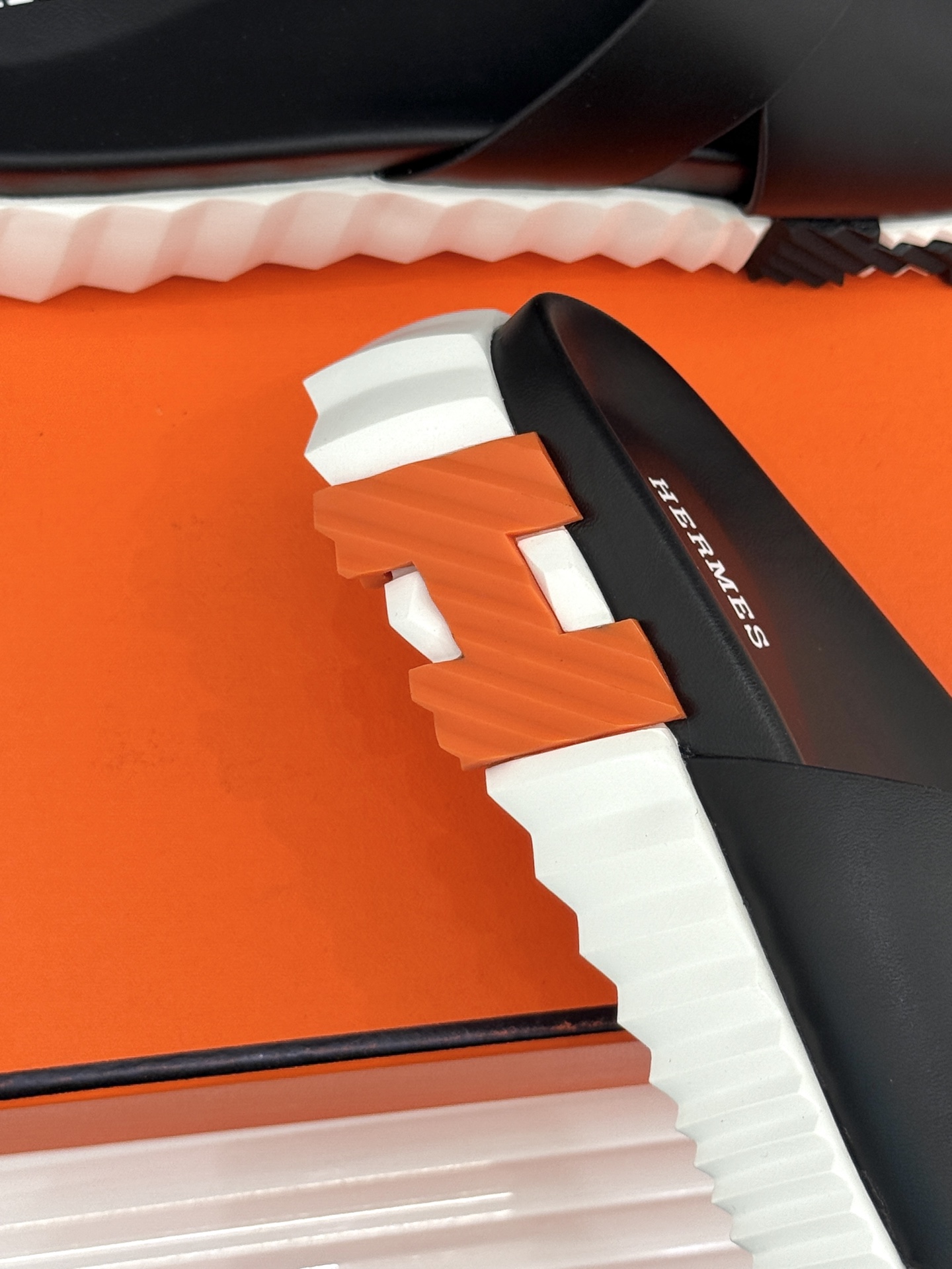 
Hermès/爱马仕经典复古厚底
情侣款交叉拖鞋
这款真的是矮个子的福音‼️
既复古又时髦🙋而且很还百