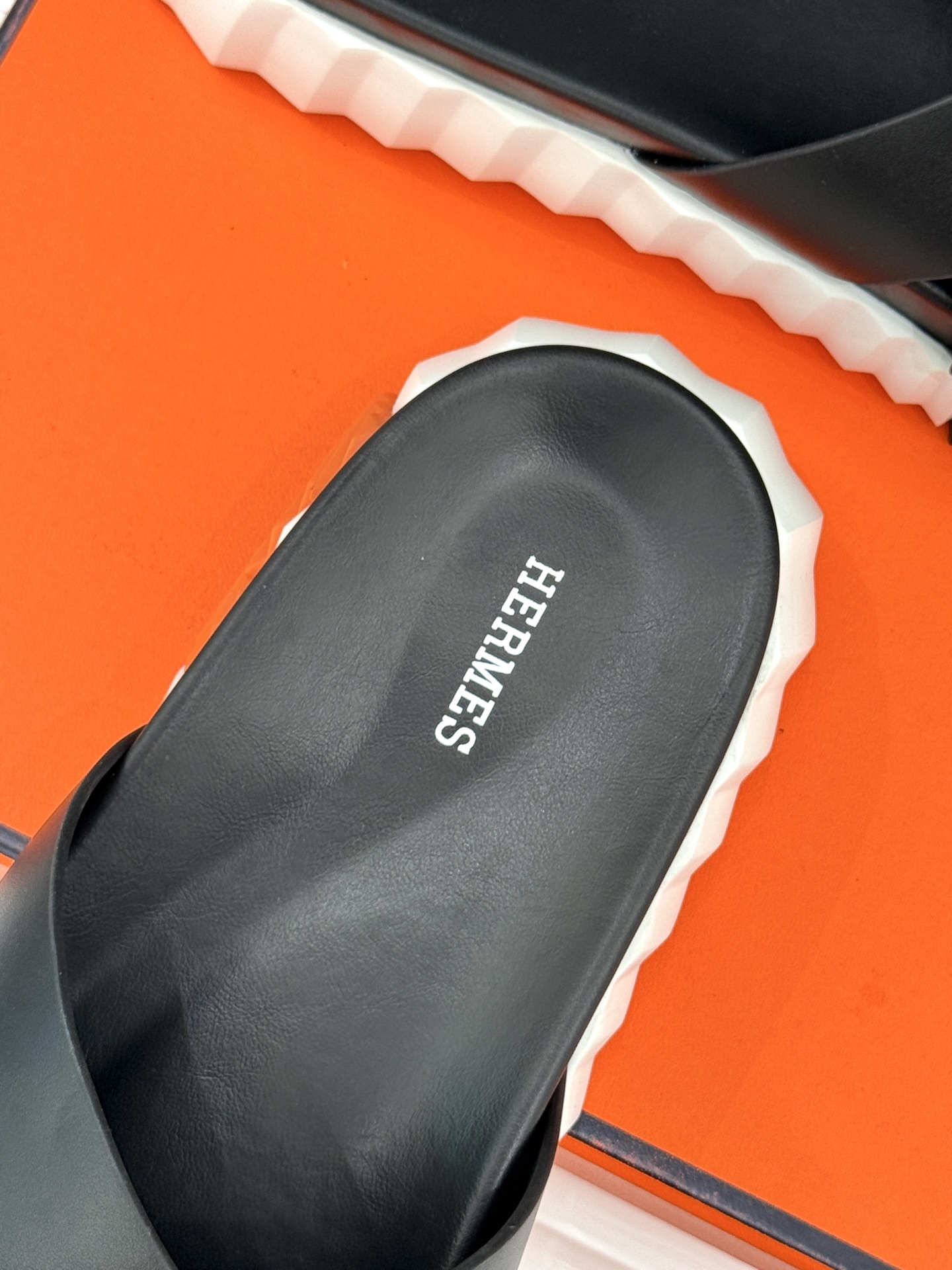 
Hermès/爱马仕经典复古厚底
情侣款交叉拖鞋
这款真的是矮个子的福音‼️
既复古又时髦🙋而且很还百