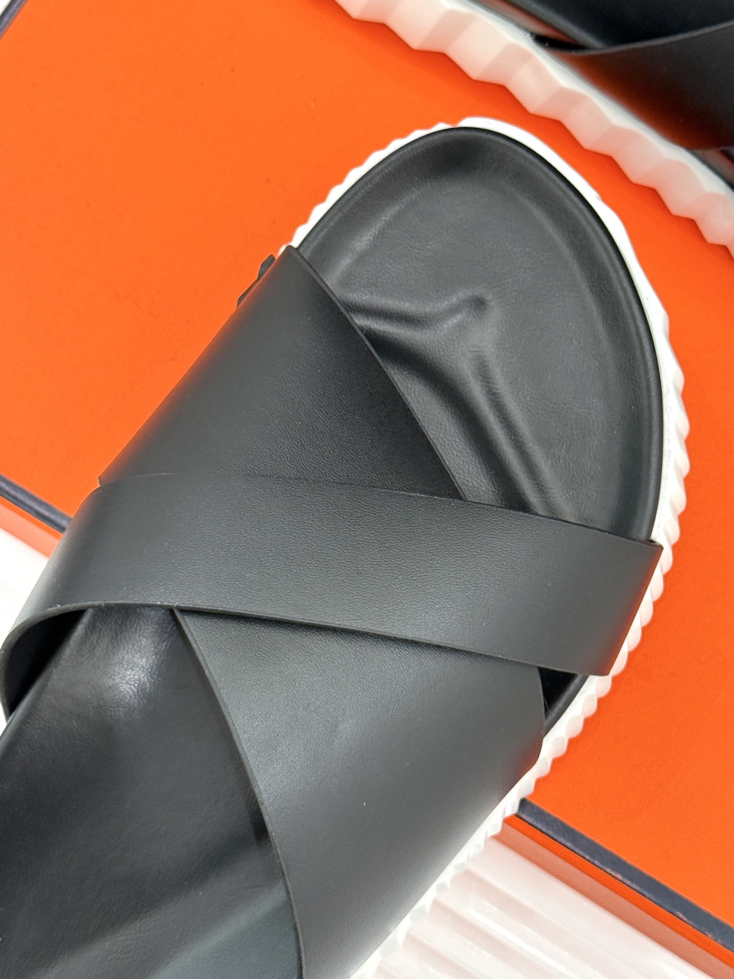 
Hermès/爱马仕经典复古厚底
情侣款交叉拖鞋
这款真的是矮个子的福音‼️
既复古又时髦🙋而且很还百