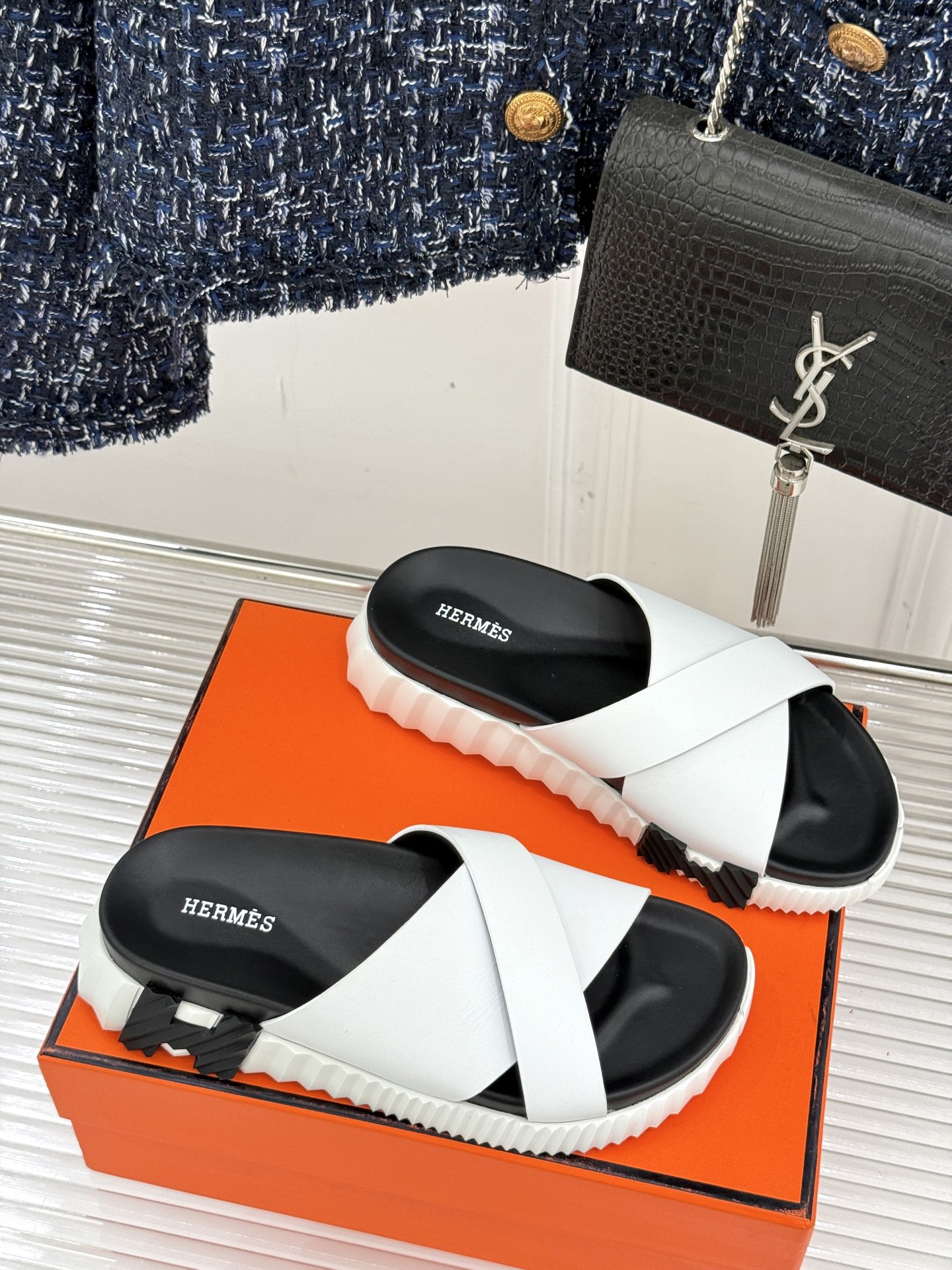 
Hermès/爱马仕经典复古厚底
情侣款交叉拖鞋
这款真的是矮个子的福音‼️
既复古又时髦🙋而且很还百