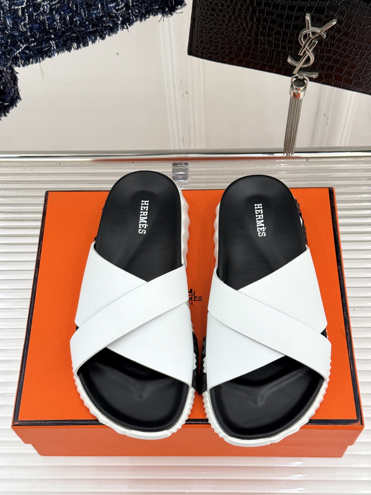 
Hermès/爱马仕经典复古厚底
情侣款交叉拖鞋
这款真的是矮个子的福音‼️
既复古又时髦🙋而且很还百